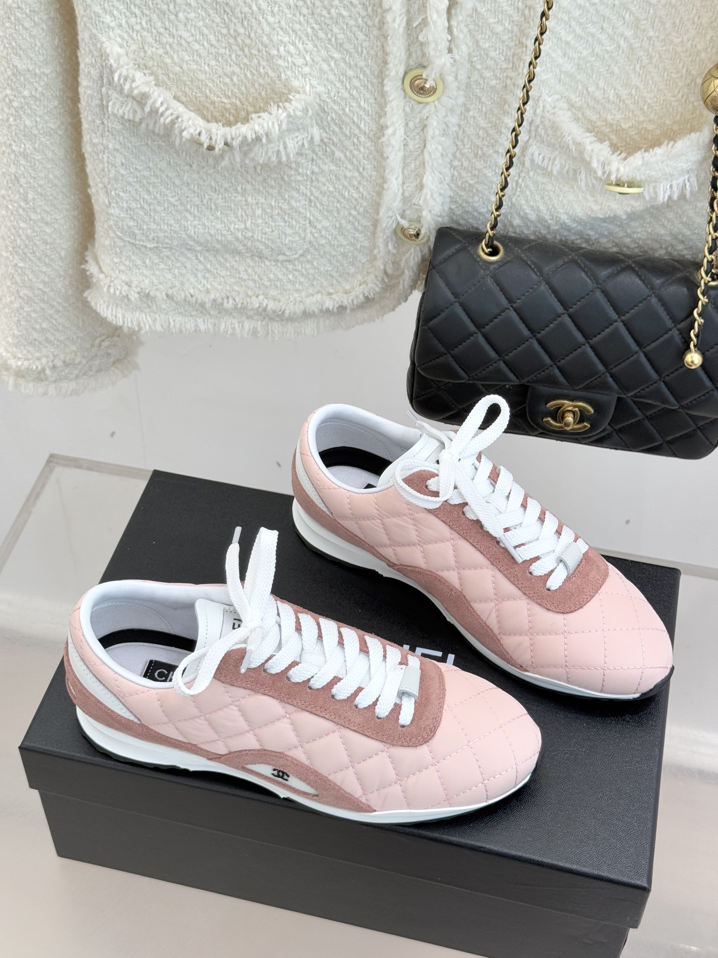 CHANE*｜小香26C新品双C菱格休闲运动鞋这双运动鞋是 26C早春的神作！标志性菱格纹赋予鞋面立体层