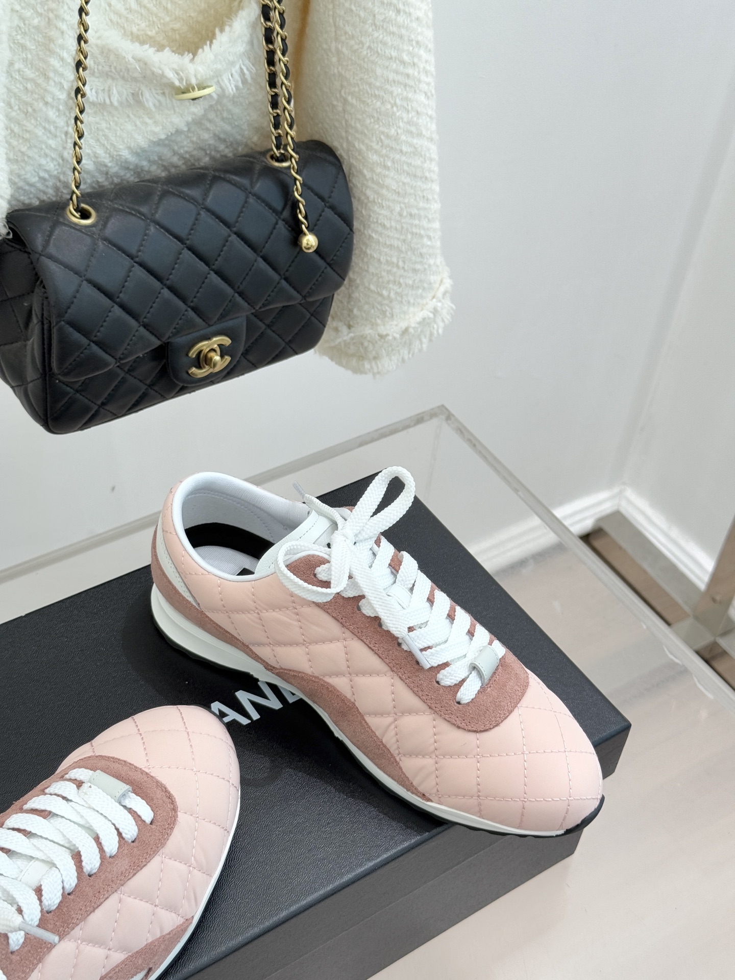 CHANE*｜小香26C新品双C菱格休闲运动鞋这双运动鞋是 26C早春的神作！标志性菱格纹赋予鞋面立体层