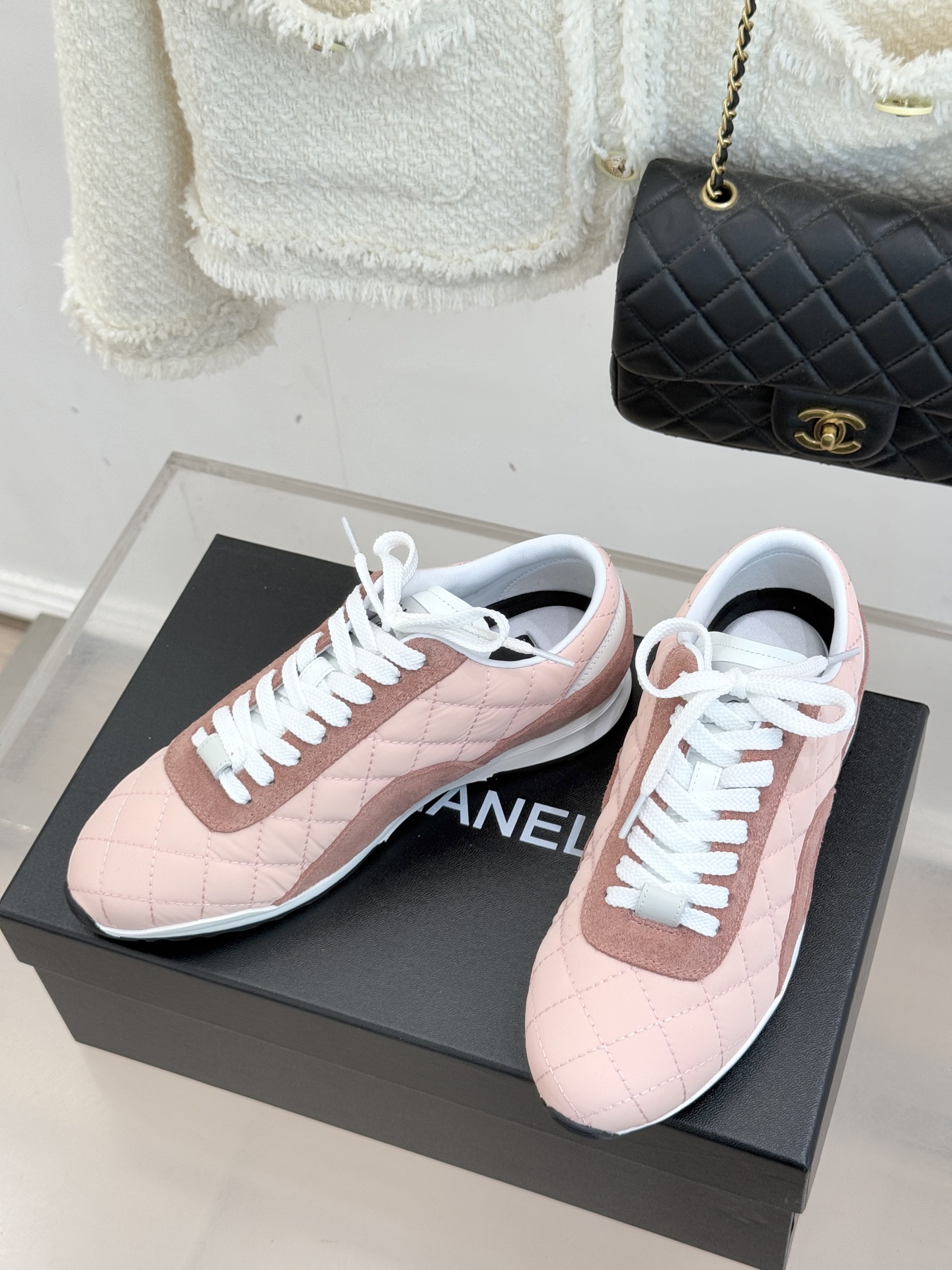 CHANE*｜小香26C新品双C菱格休闲运动鞋这双运动鞋是 26C早春的神作！标志性菱格纹赋予鞋面立体层