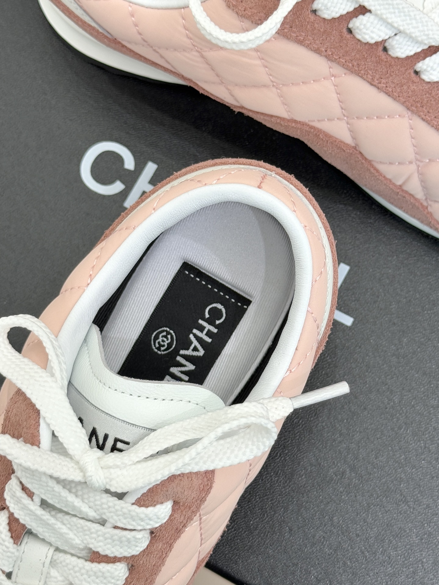 CHANE*｜小香26C新品双C菱格休闲运动鞋这双运动鞋是 26C早春的神作！标志性菱格纹赋予鞋面立体层