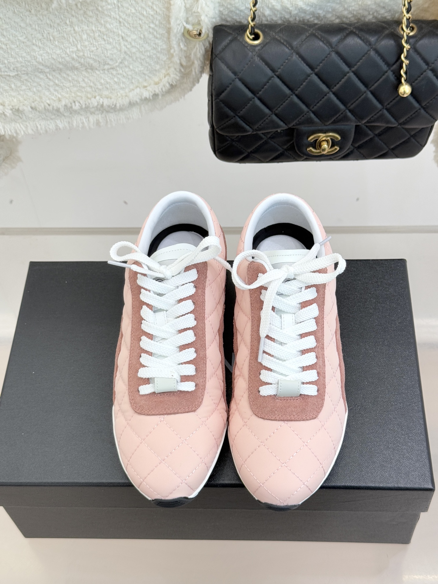 CHANE*｜小香26C新品双C菱格休闲运动鞋这双运动鞋是 26C早春的神作！标志性菱格纹赋予鞋面立体层