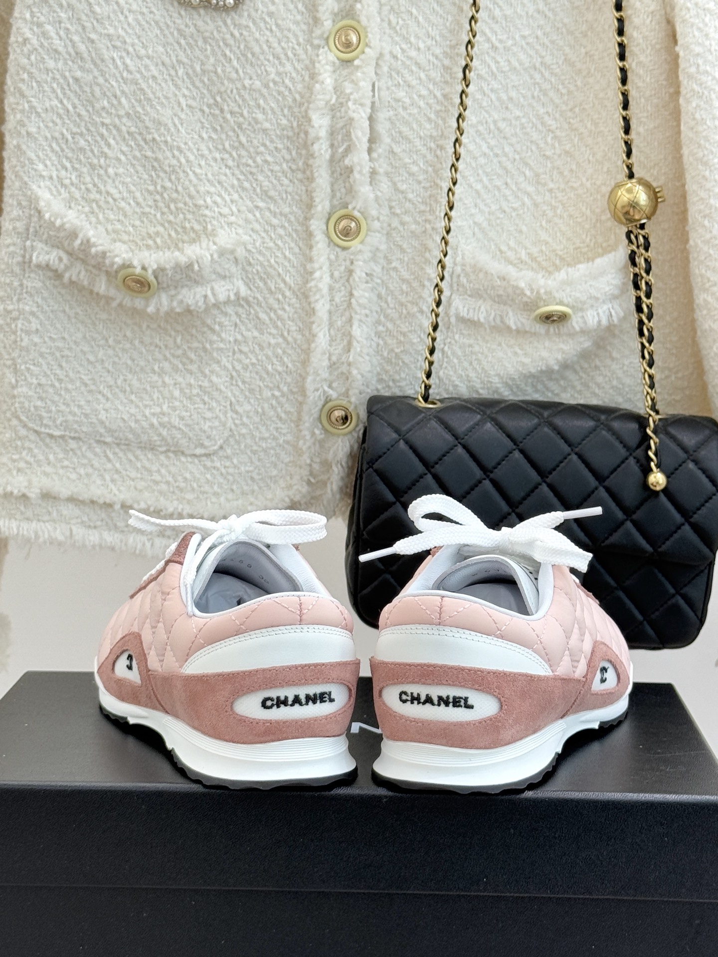 CHANE*｜小香26C新品双C菱格休闲运动鞋这双运动鞋是 26C早春的神作！标志性菱格纹赋予鞋面立体层