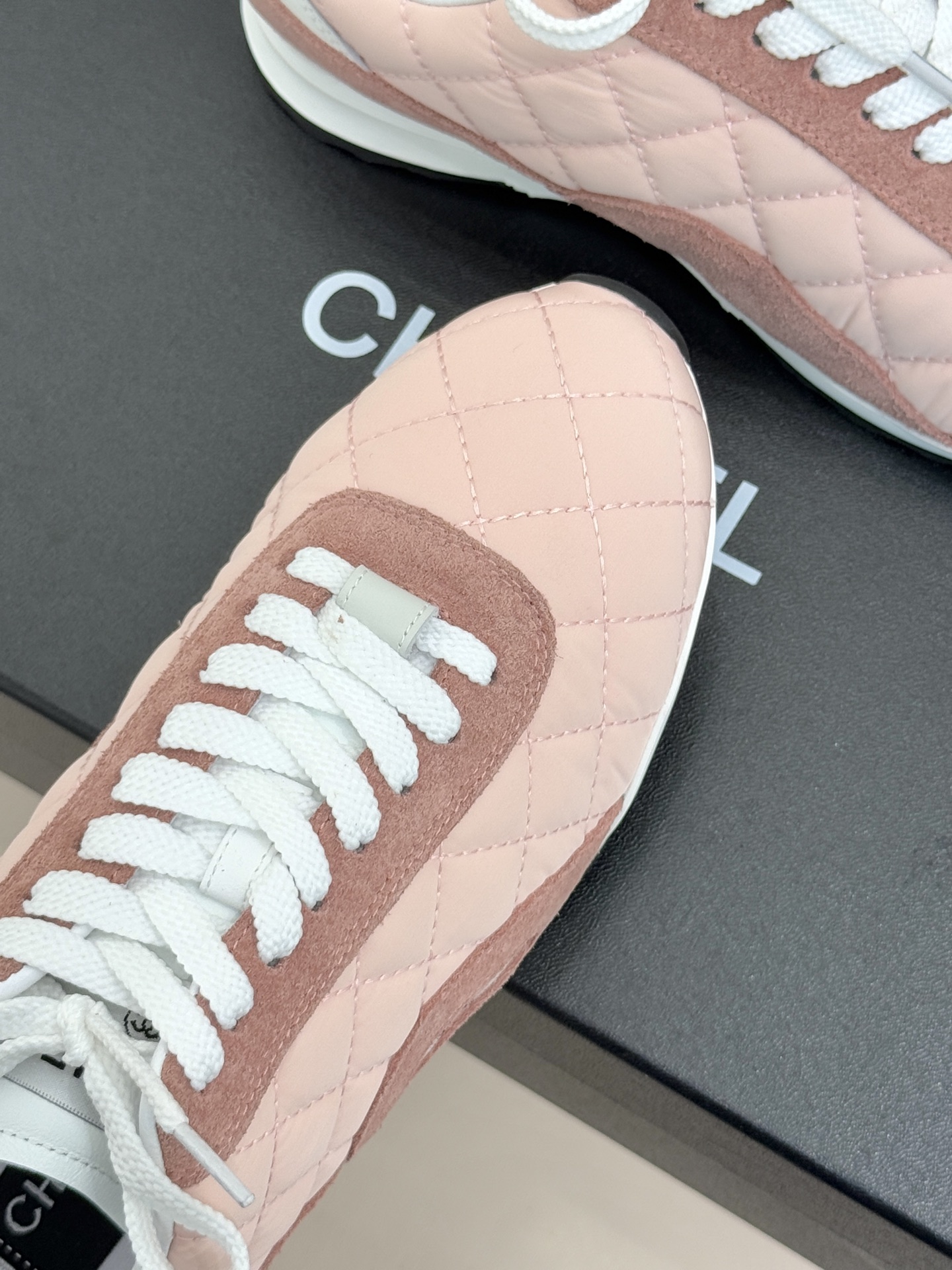 CHANE*｜小香26C新品双C菱格休闲运动鞋这双运动鞋是 26C早春的神作！标志性菱格纹赋予鞋面立体层