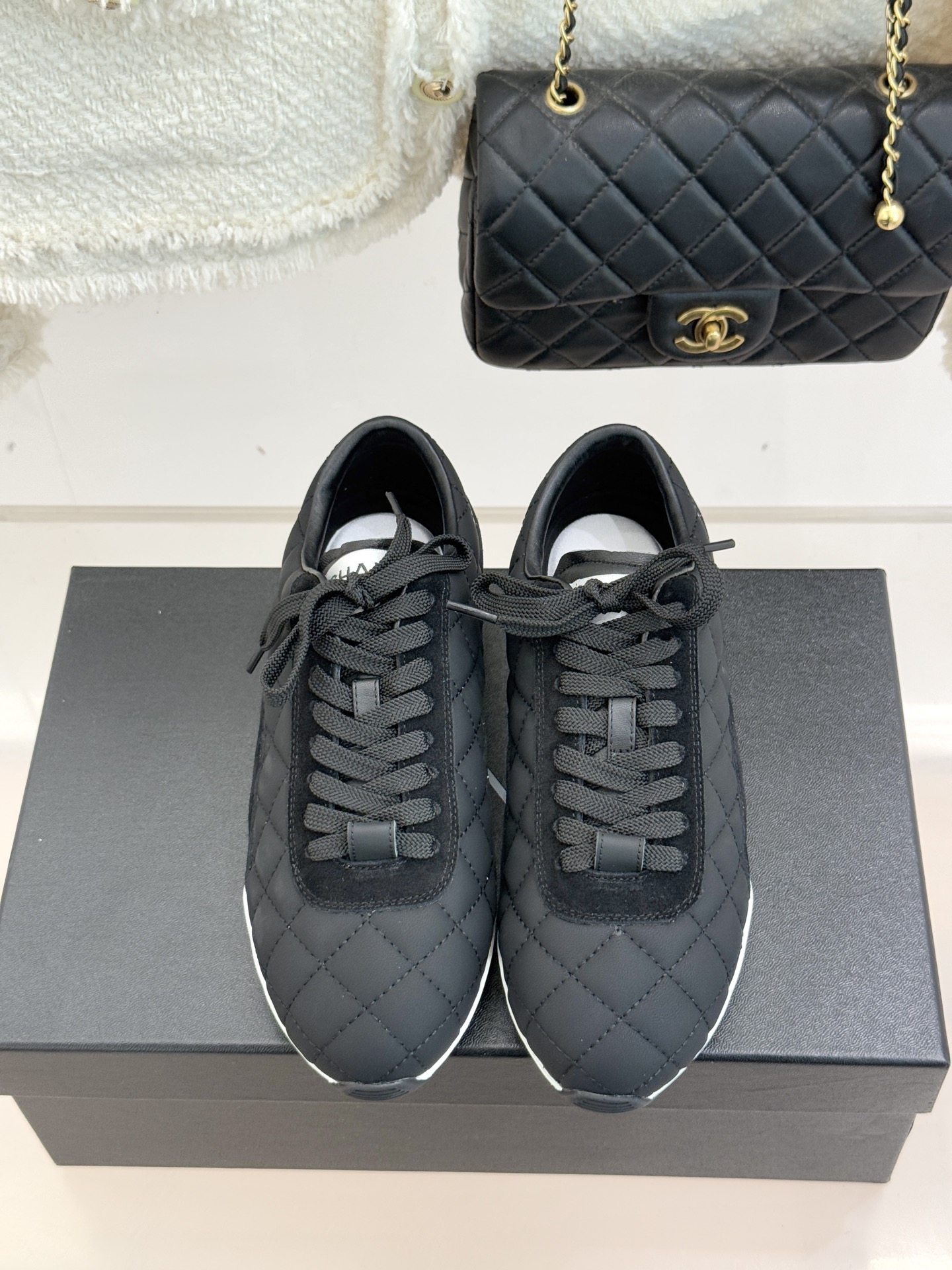 CHANE*｜小香26C新品双C菱格休闲运动鞋这双运动鞋是 26C早春的神作！标志性菱格纹赋予鞋面立体层