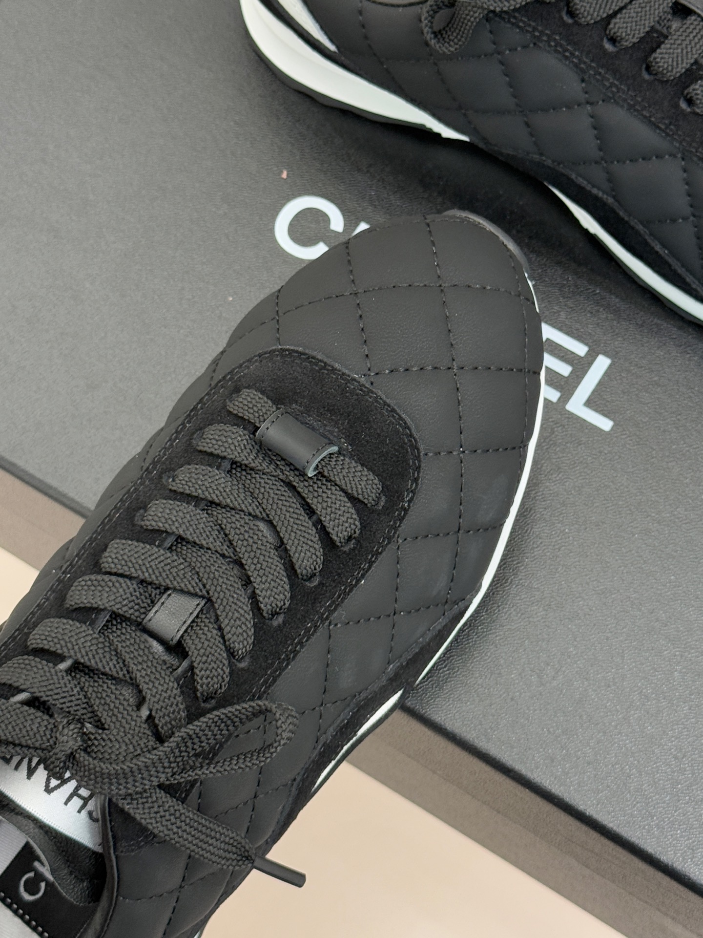 CHANE*｜小香26C新品双C菱格休闲运动鞋这双运动鞋是 26C早春的神作！标志性菱格纹赋予鞋面立体层