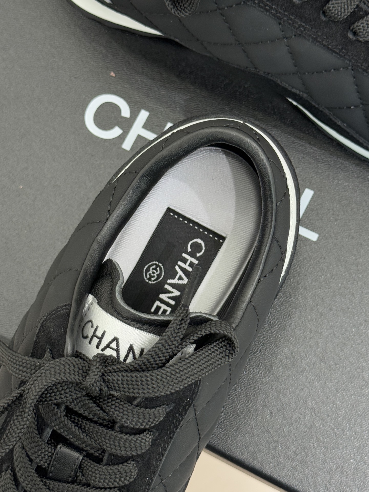 CHANE*｜小香26C新品双C菱格休闲运动鞋这双运动鞋是 26C早春的神作！标志性菱格纹赋予鞋面立体层