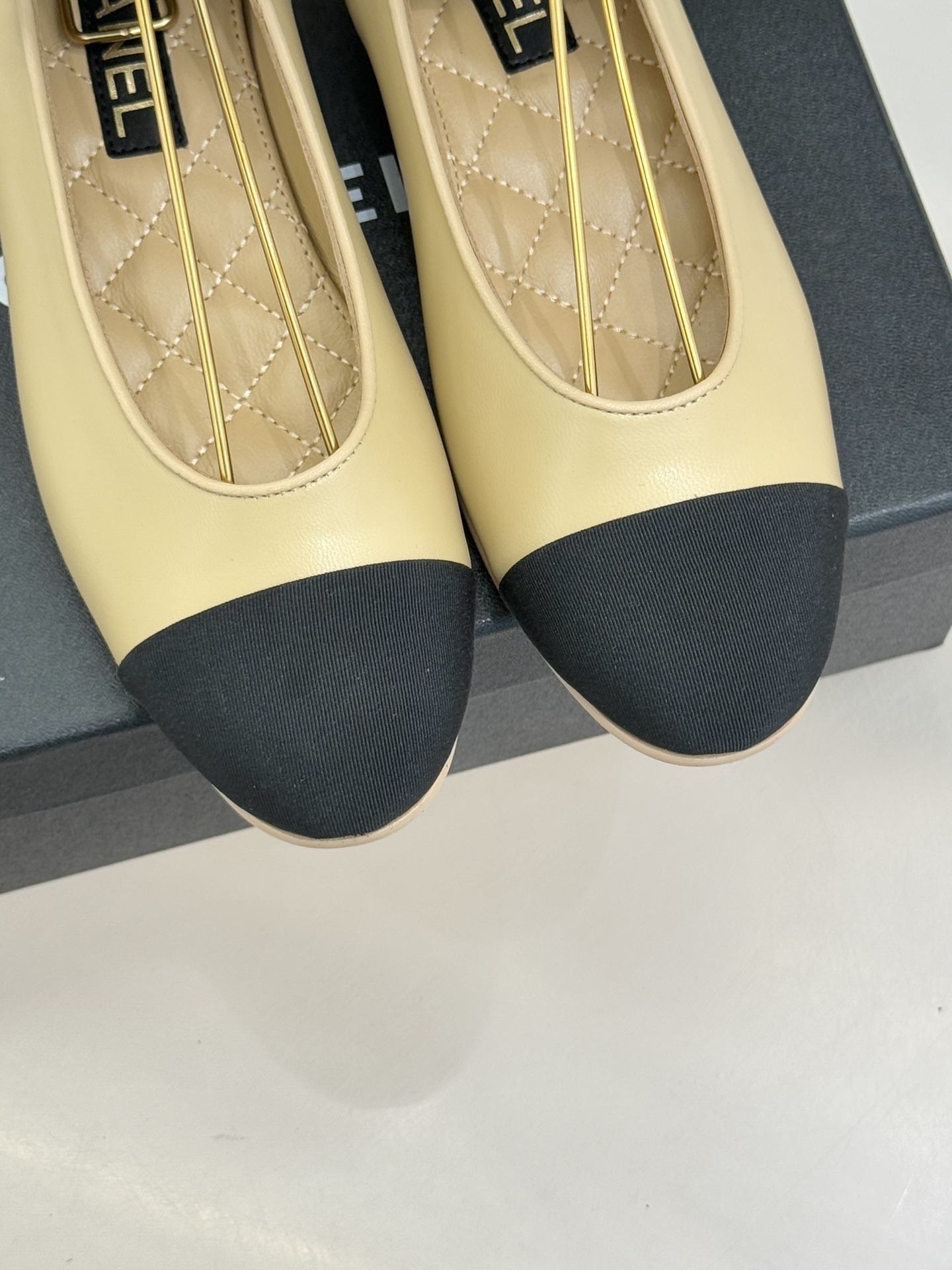 CHANE*｜小香26C新品双C丝带平底玛丽珍鞋藏着少女感与优雅感的双重惊艳以丝带设计打破经典边界双元素