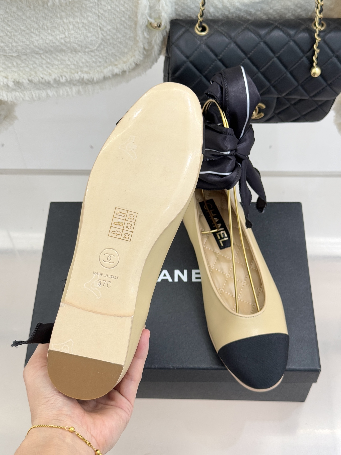 CHANE*｜小香26C新品双C丝带平底玛丽珍鞋藏着少女感与优雅感的双重惊艳以丝带设计打破经典边界双元素