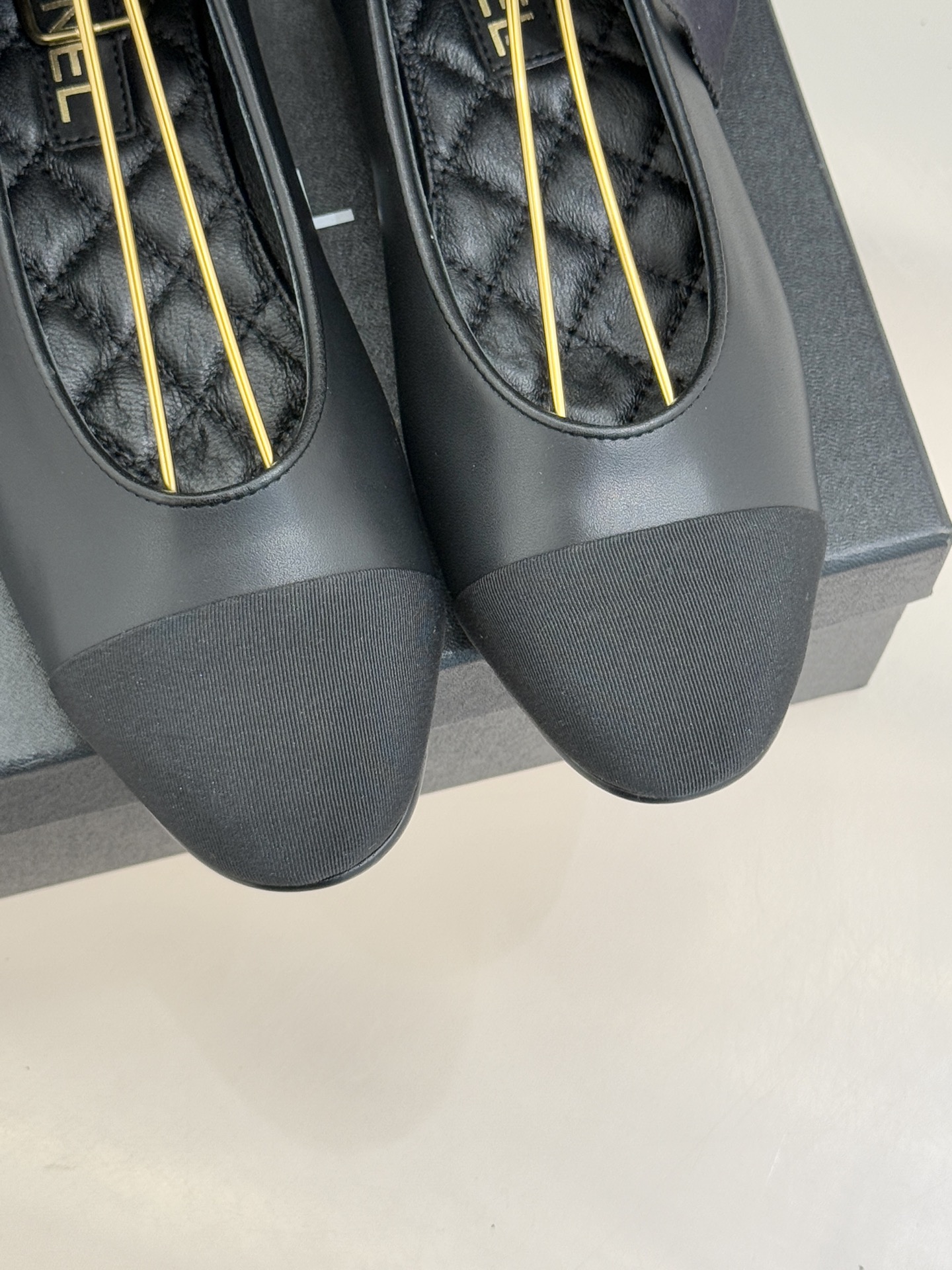 CHANE*｜小香26C新品双C丝带平底玛丽珍鞋藏着少女感与优雅感的双重惊艳以丝带设计打破经典边界双元素