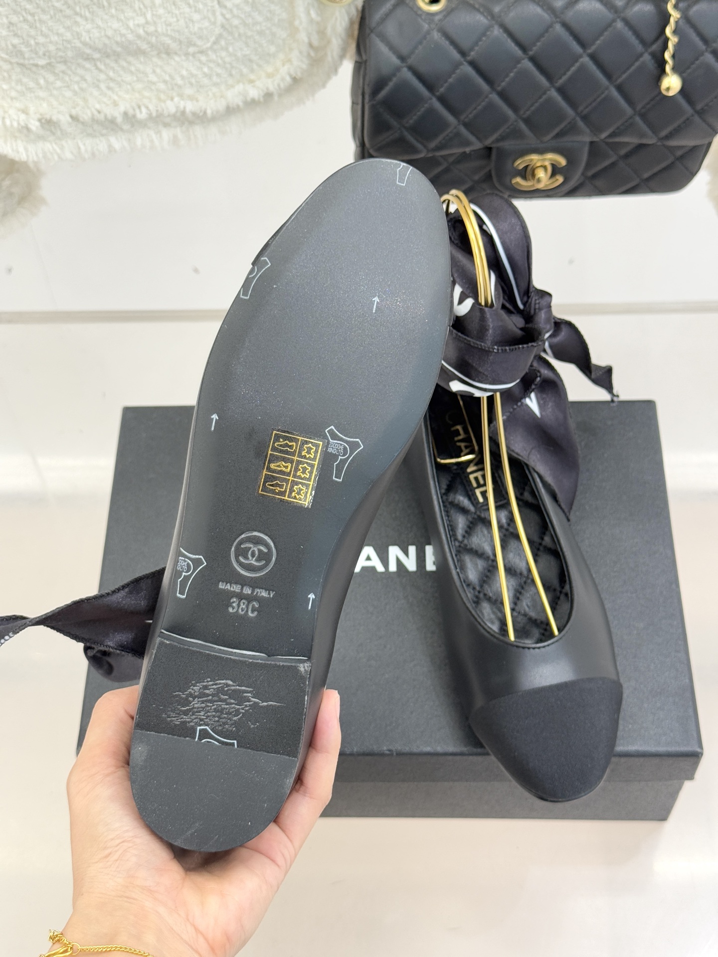 CHANE*｜小香26C新品双C丝带平底玛丽珍鞋藏着少女感与优雅感的双重惊艳以丝带设计打破经典边界双元素