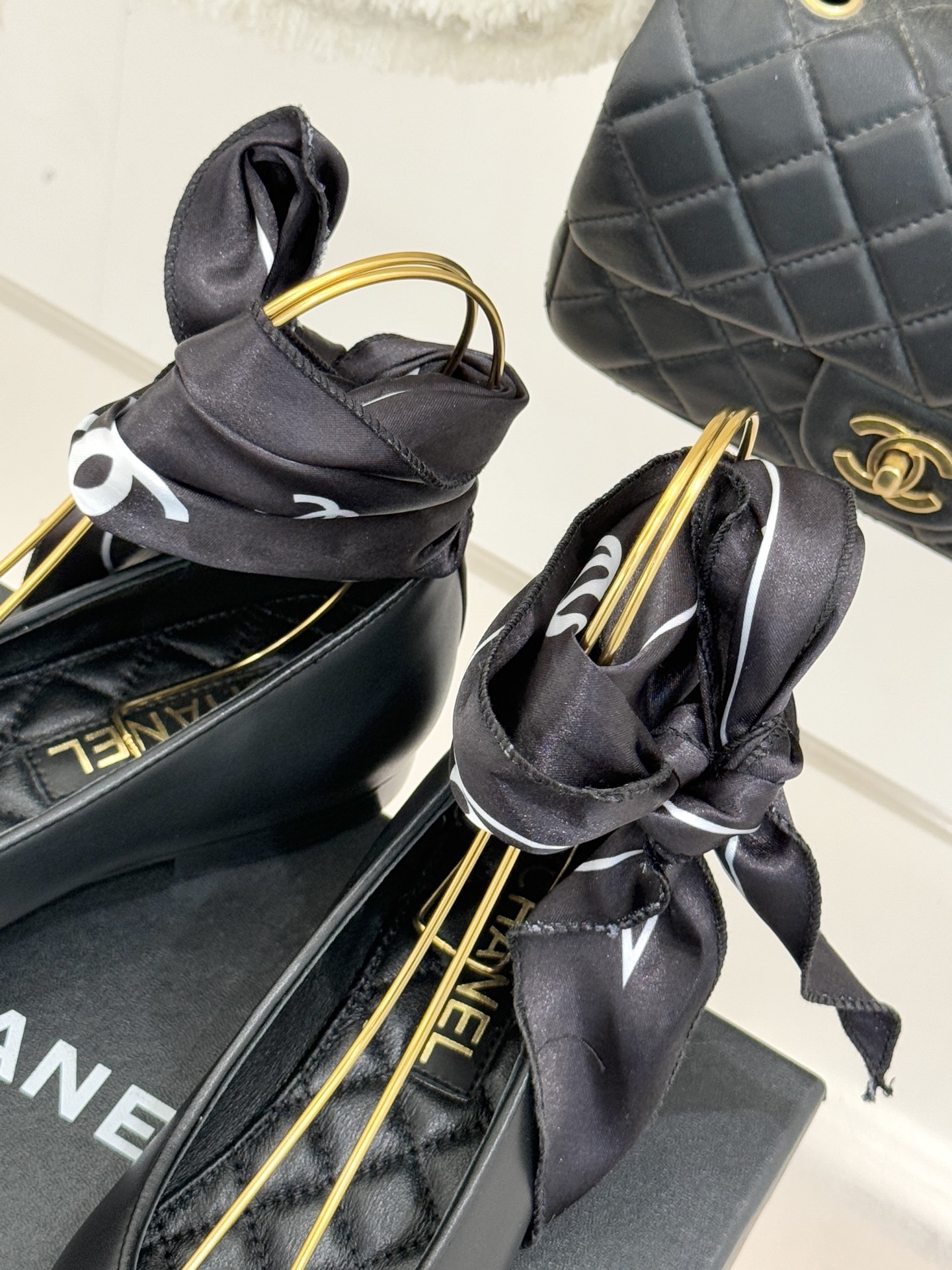 CHANE*｜小香26C新品双C丝带平底玛丽珍鞋藏着少女感与优雅感的双重惊艳以丝带设计打破经典边界双元素