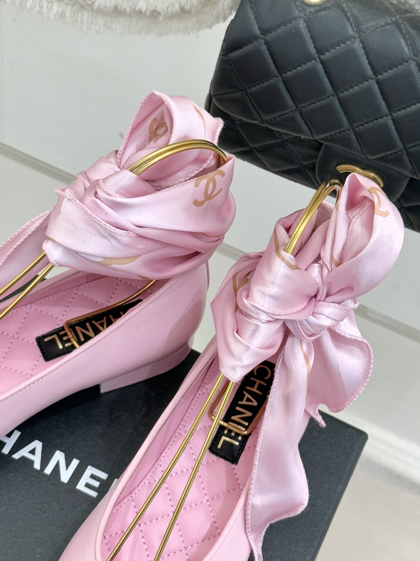 CHANE*｜小香26C新品双C丝带平底玛丽珍鞋藏着少女感与优雅感的双重惊艳以丝带设计打破经典边界双元素