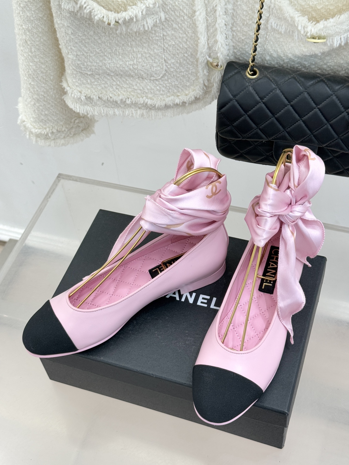 CHANE*｜小香26C新品双C丝带平底玛丽珍鞋藏着少女感与优雅感的双重惊艳以丝带设计打破经典边界双元素