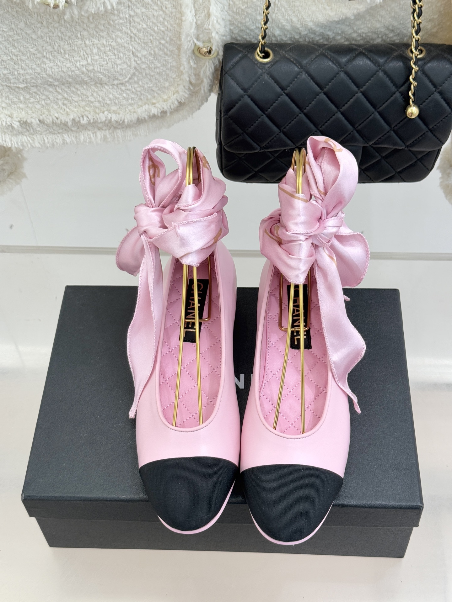 CHANE*｜小香26C新品双C丝带平底玛丽珍鞋藏着少女感与优雅感的双重惊艳以丝带设计打破经典边界双元素