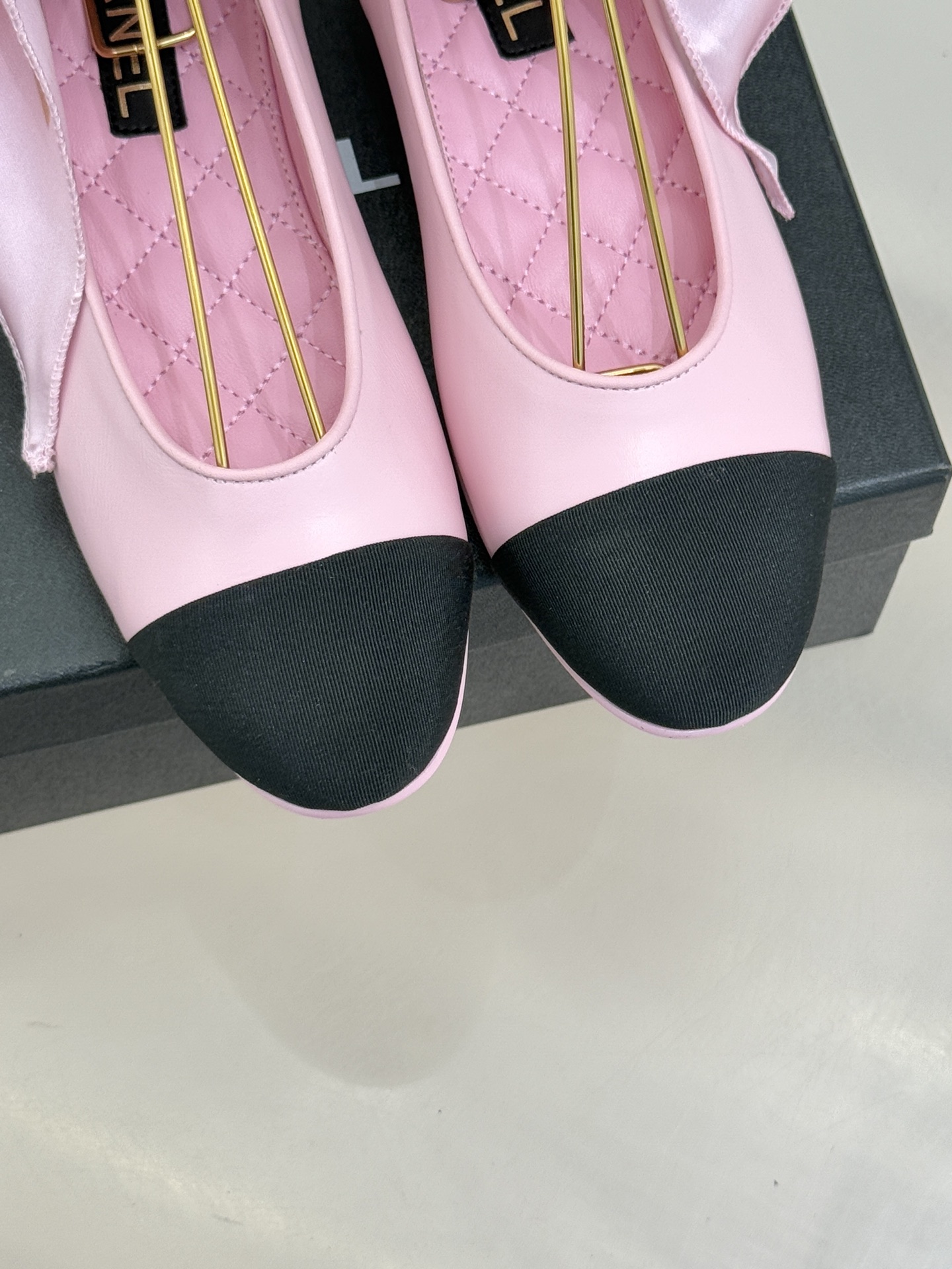 CHANE*｜小香26C新品双C丝带平底玛丽珍鞋藏着少女感与优雅感的双重惊艳以丝带设计打破经典边界双元素