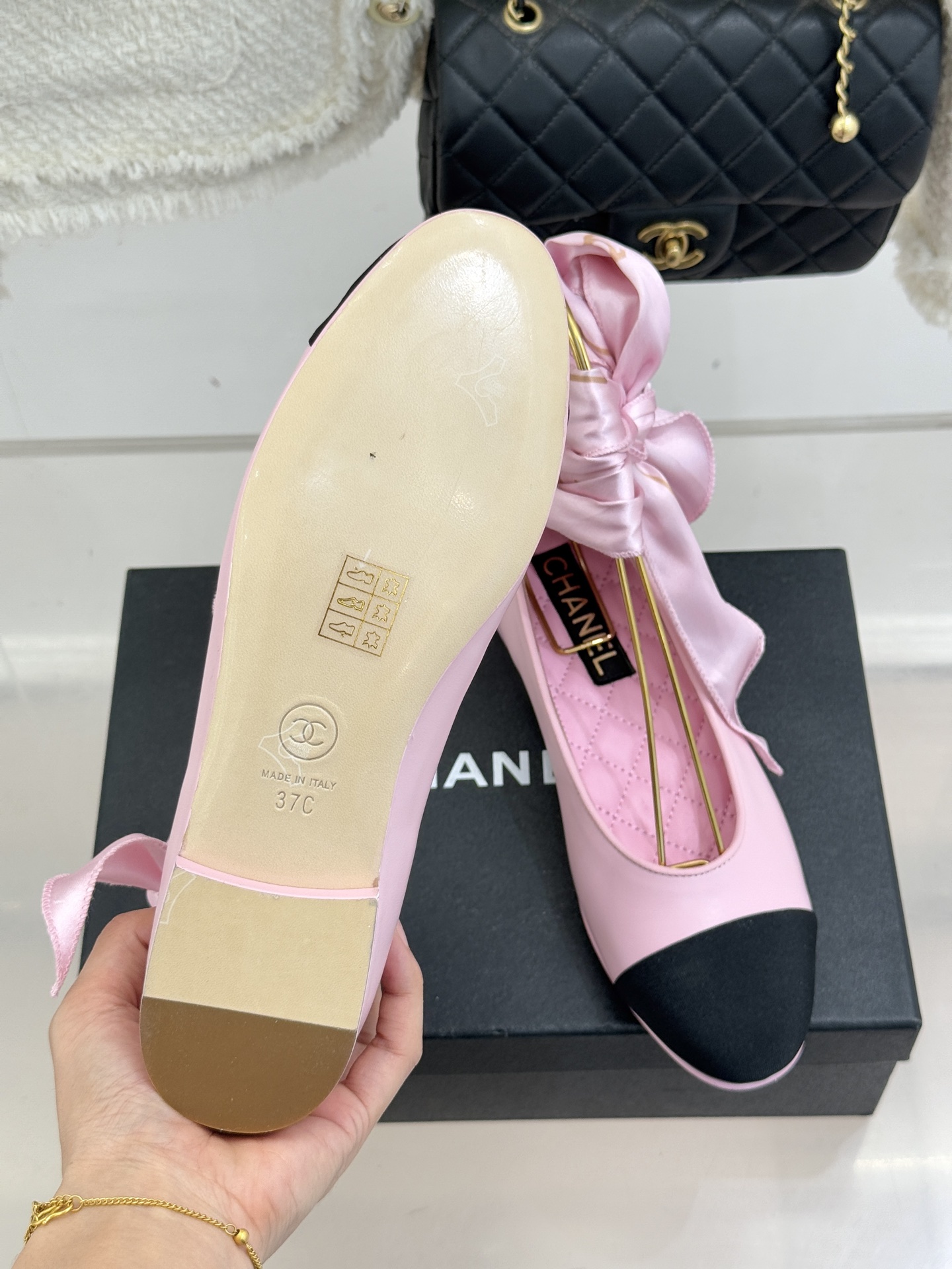 CHANE*｜小香26C新品双C丝带平底玛丽珍鞋藏着少女感与优雅感的双重惊艳以丝带设计打破经典边界双元素