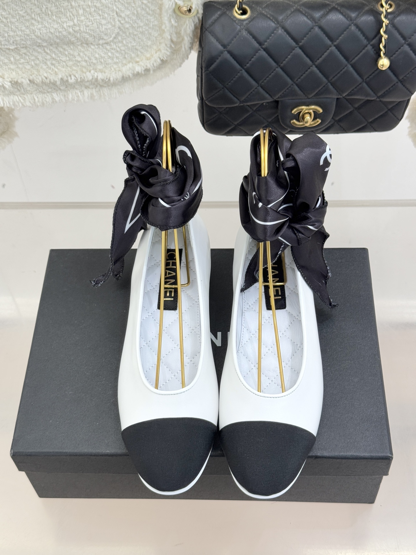 CHANE*｜小香26C新品双C丝带平底玛丽珍鞋藏着少女感与优雅感的双重惊艳以丝带设计打破经典边界双元素