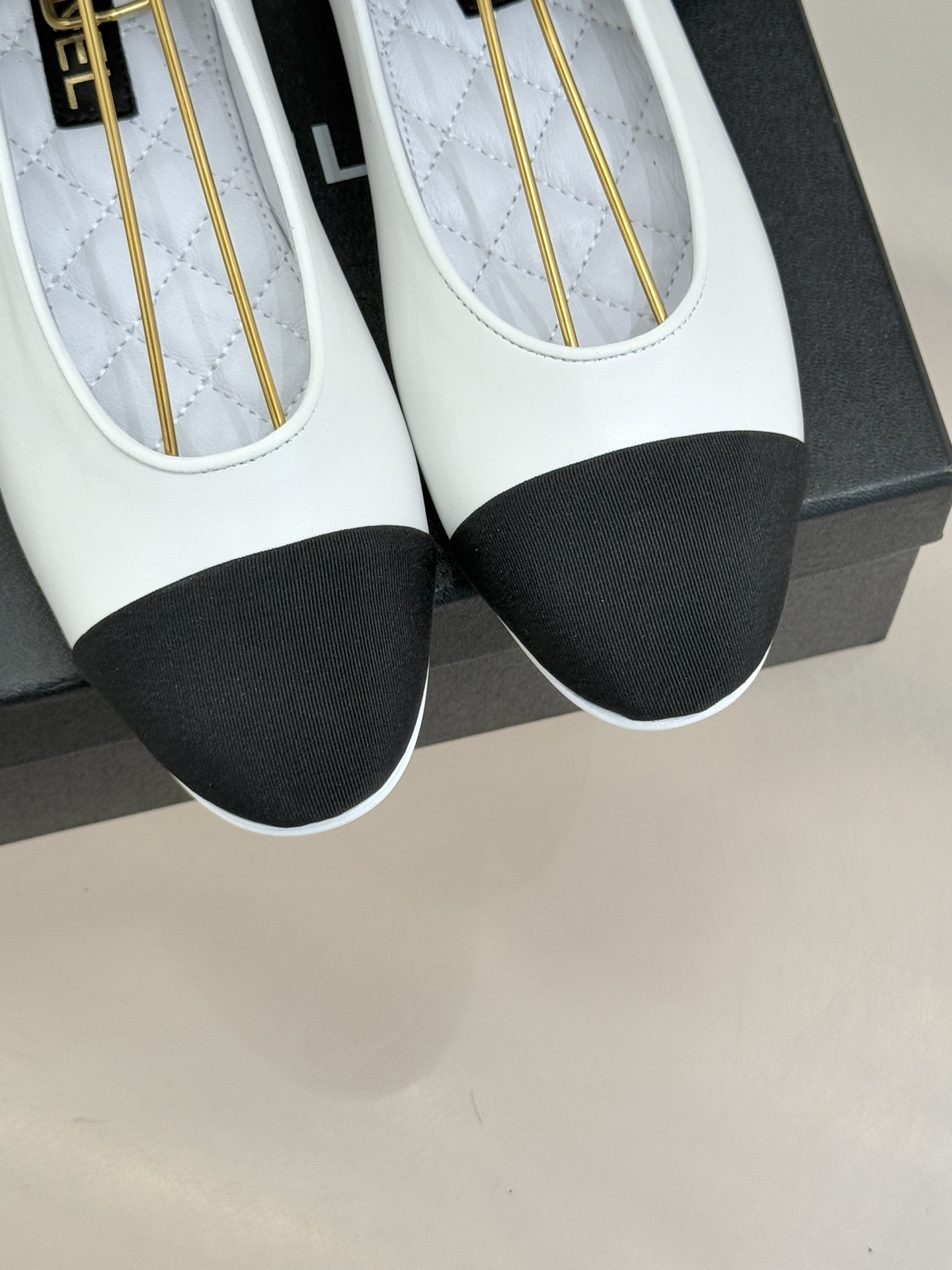 CHANE*｜小香26C新品双C丝带平底玛丽珍鞋藏着少女感与优雅感的双重惊艳以丝带设计打破经典边界双元素