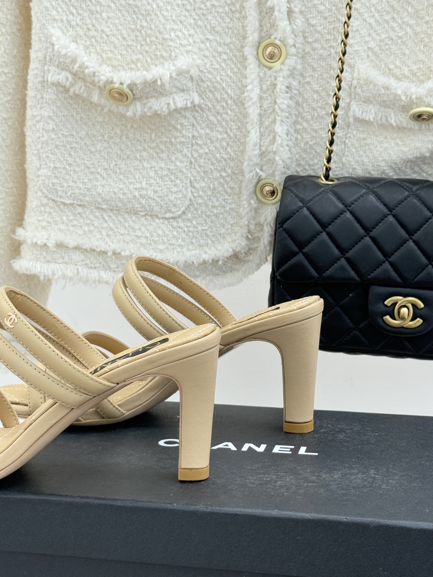 CHANE*｜小香26C早春新品双C细带拖鞋凝萃法式奢雅与早春松弛感以经典标识焕新慵懒格调三种跟高精准适