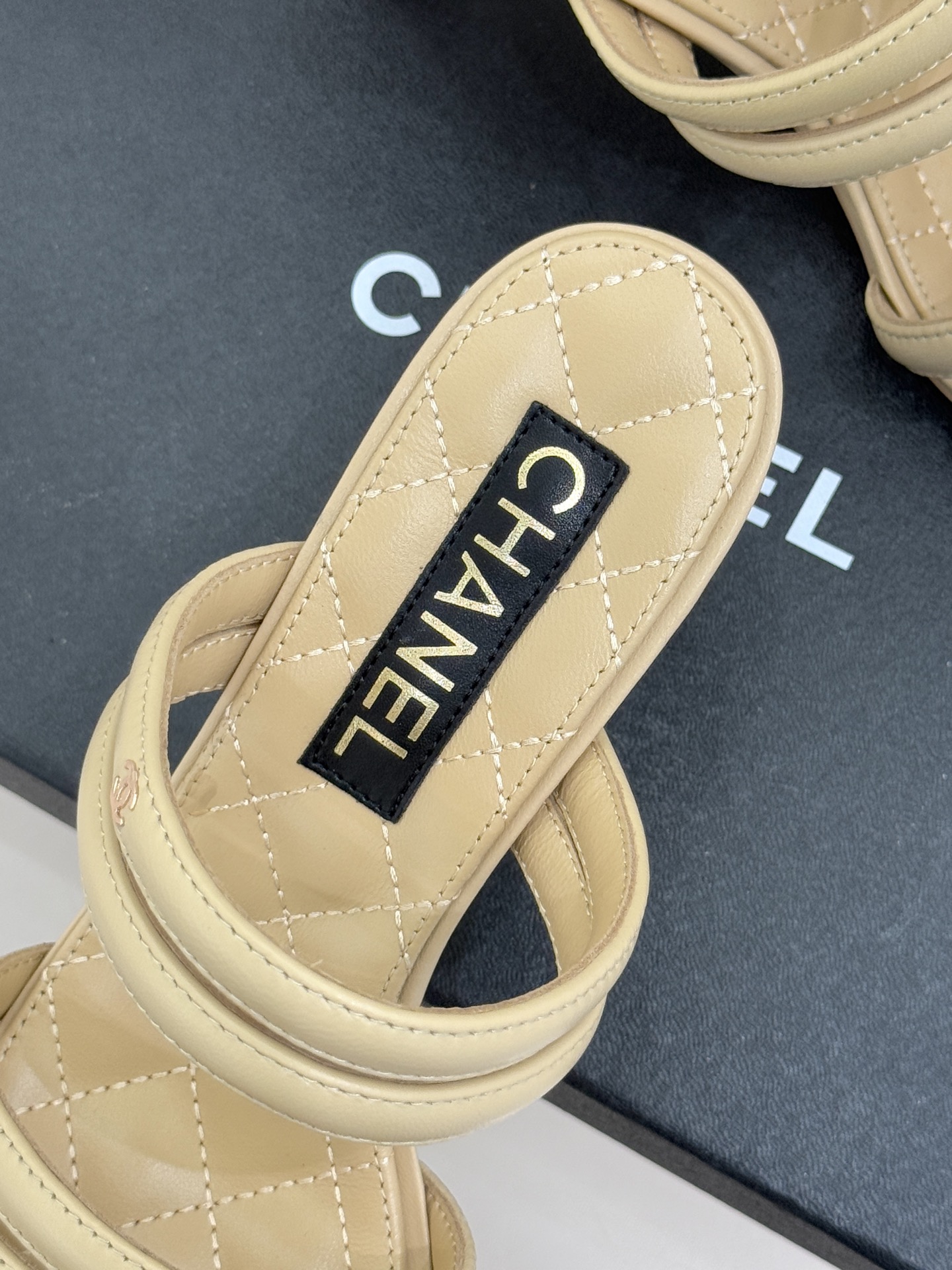 CHANE*｜小香26C早春新品双C细带拖鞋凝萃法式奢雅与早春松弛感以经典标识焕新慵懒格调三种跟高精准适