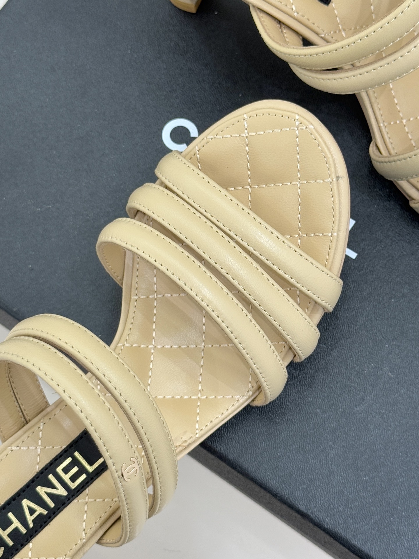 CHANE*｜小香26C早春新品双C细带拖鞋凝萃法式奢雅与早春松弛感以经典标识焕新慵懒格调三种跟高精准适