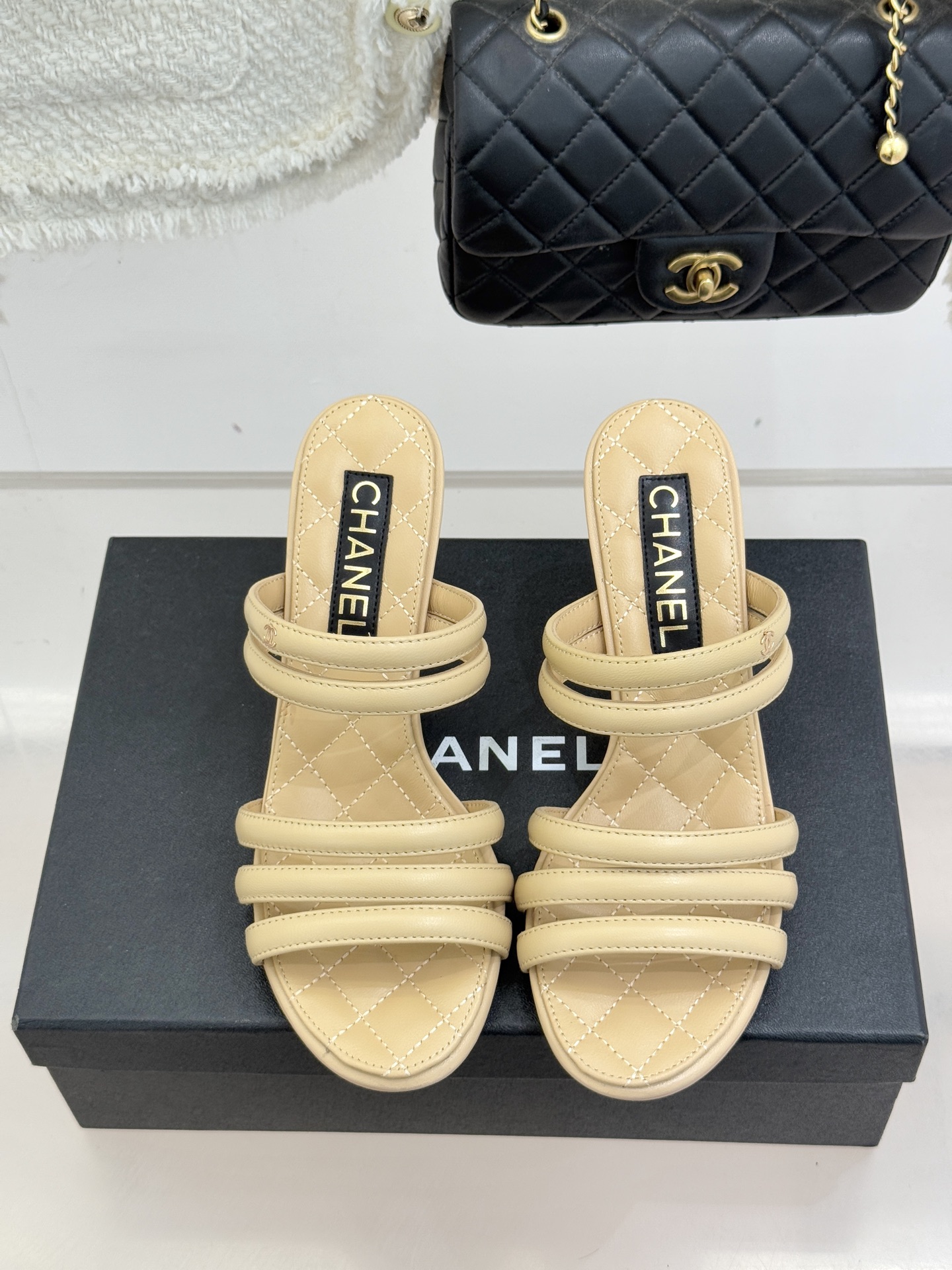 CHANE*｜小香26C早春新品双C细带拖鞋凝萃法式奢雅与早春松弛感以经典标识焕新慵懒格调三种跟高精准适