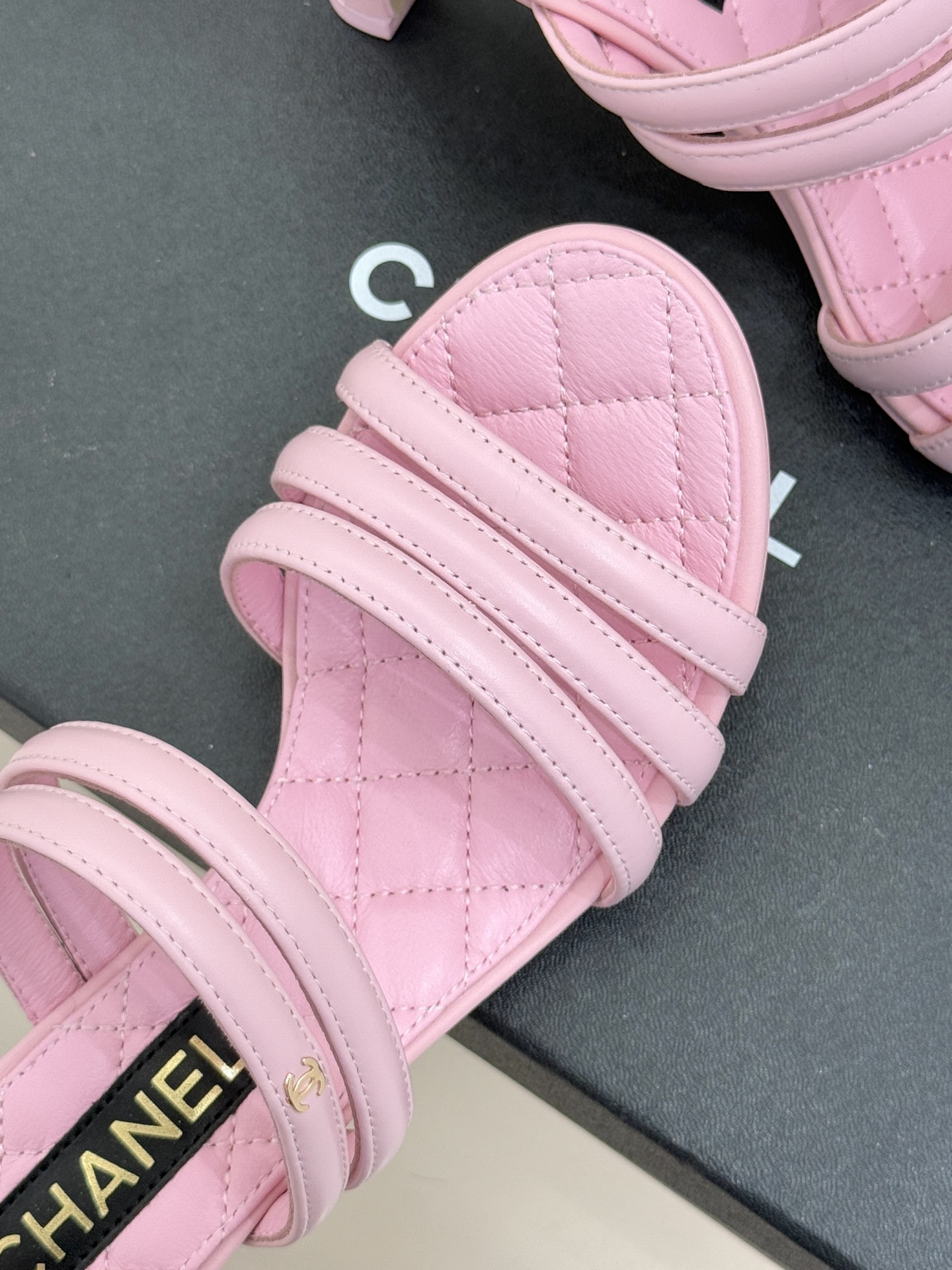 CHANE*｜小香26C早春新品双C细带拖鞋凝萃法式奢雅与早春松弛感以经典标识焕新慵懒格调三种跟高精准适