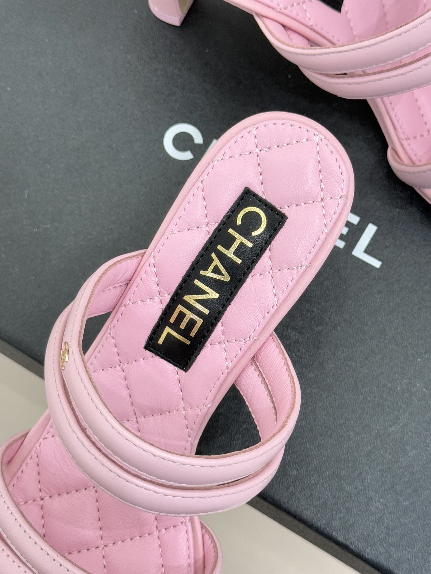 CHANE*｜小香26C早春新品双C细带拖鞋凝萃法式奢雅与早春松弛感以经典标识焕新慵懒格调三种跟高精准适