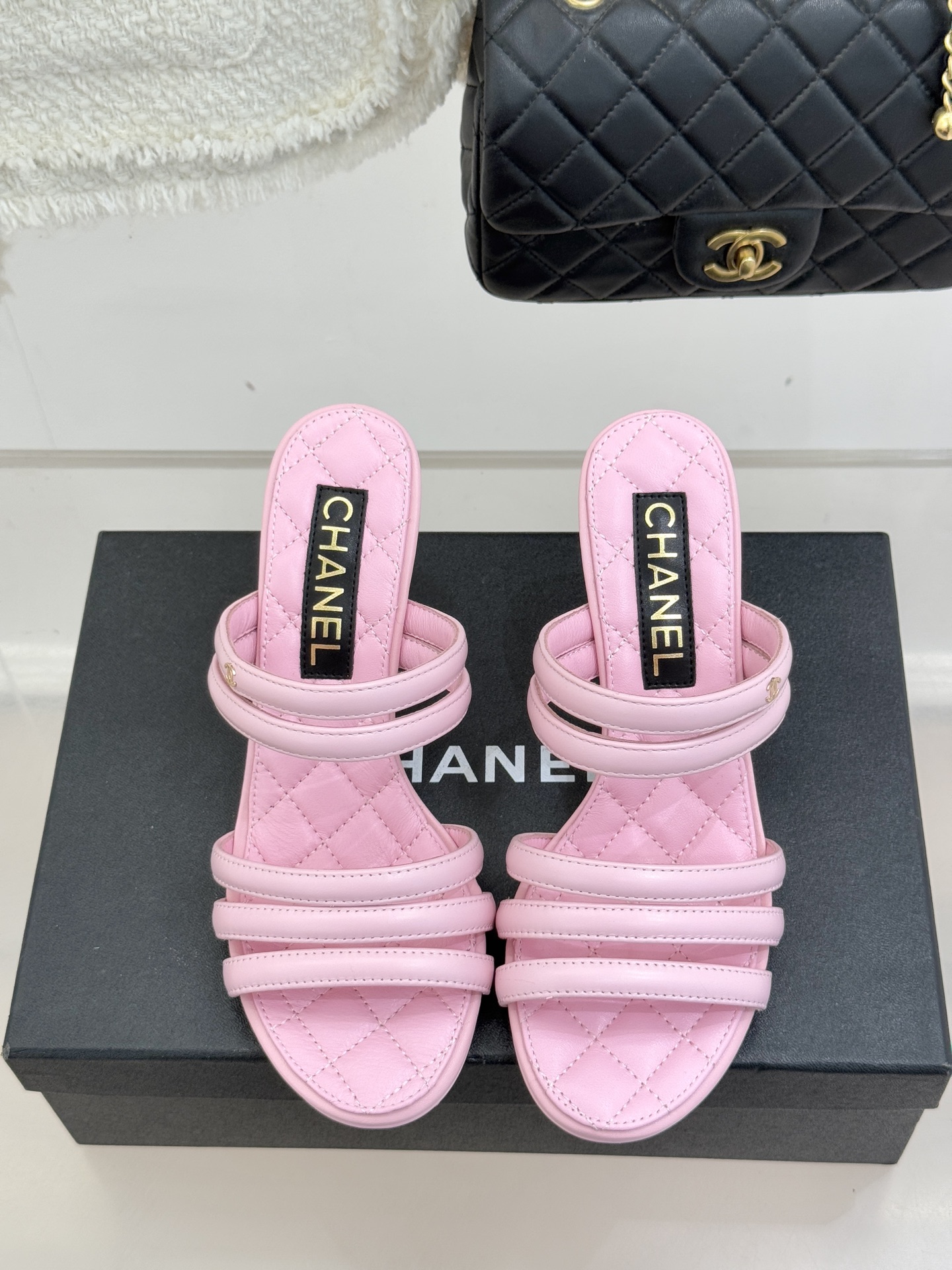 CHANE*｜小香26C早春新品双C细带拖鞋凝萃法式奢雅与早春松弛感以经典标识焕新慵懒格调三种跟高精准适