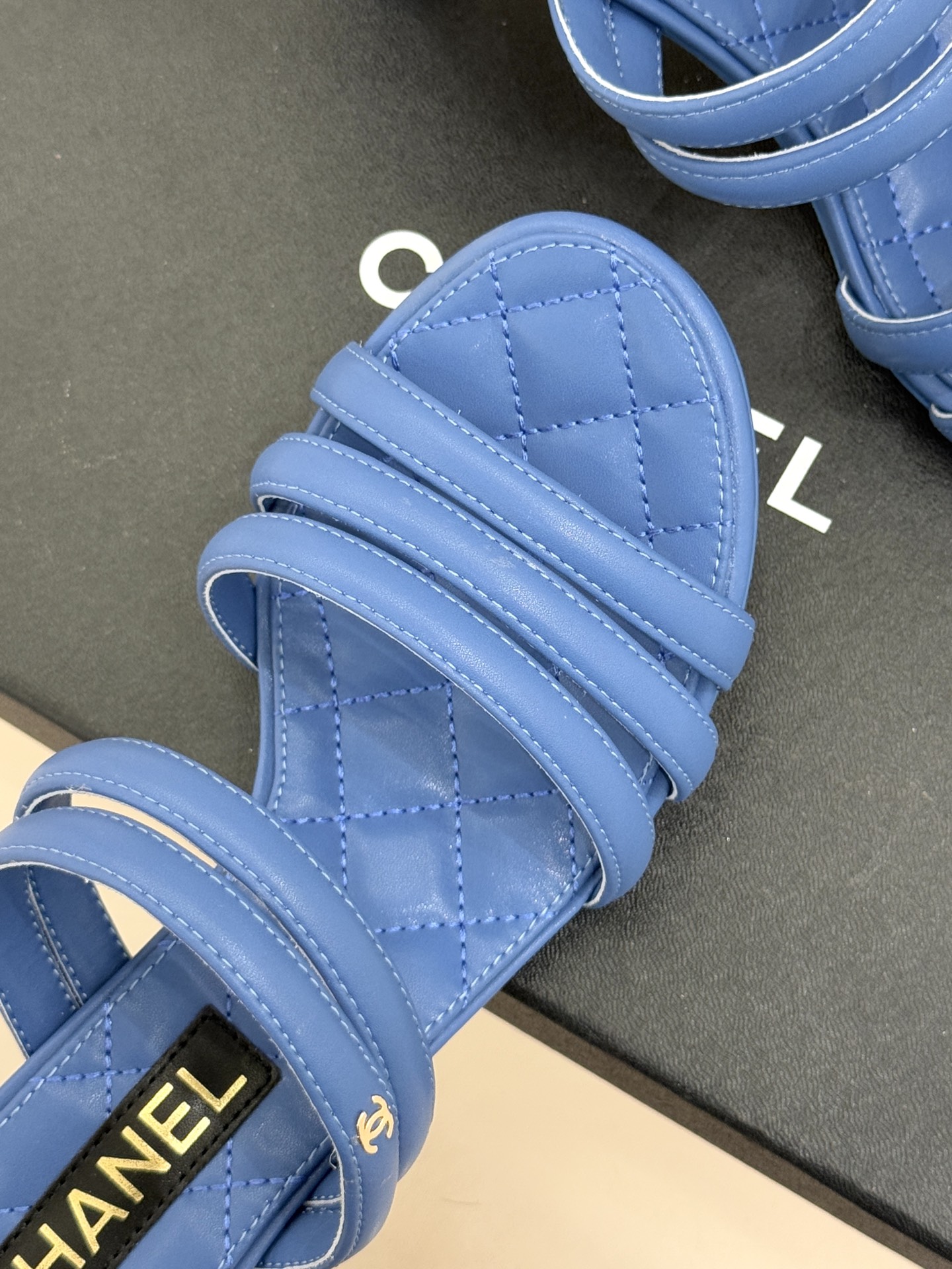 CHANE*｜小香26C早春新品双C细带拖鞋凝萃法式奢雅与早春松弛感以经典标识焕新慵懒格调三种跟高精准适