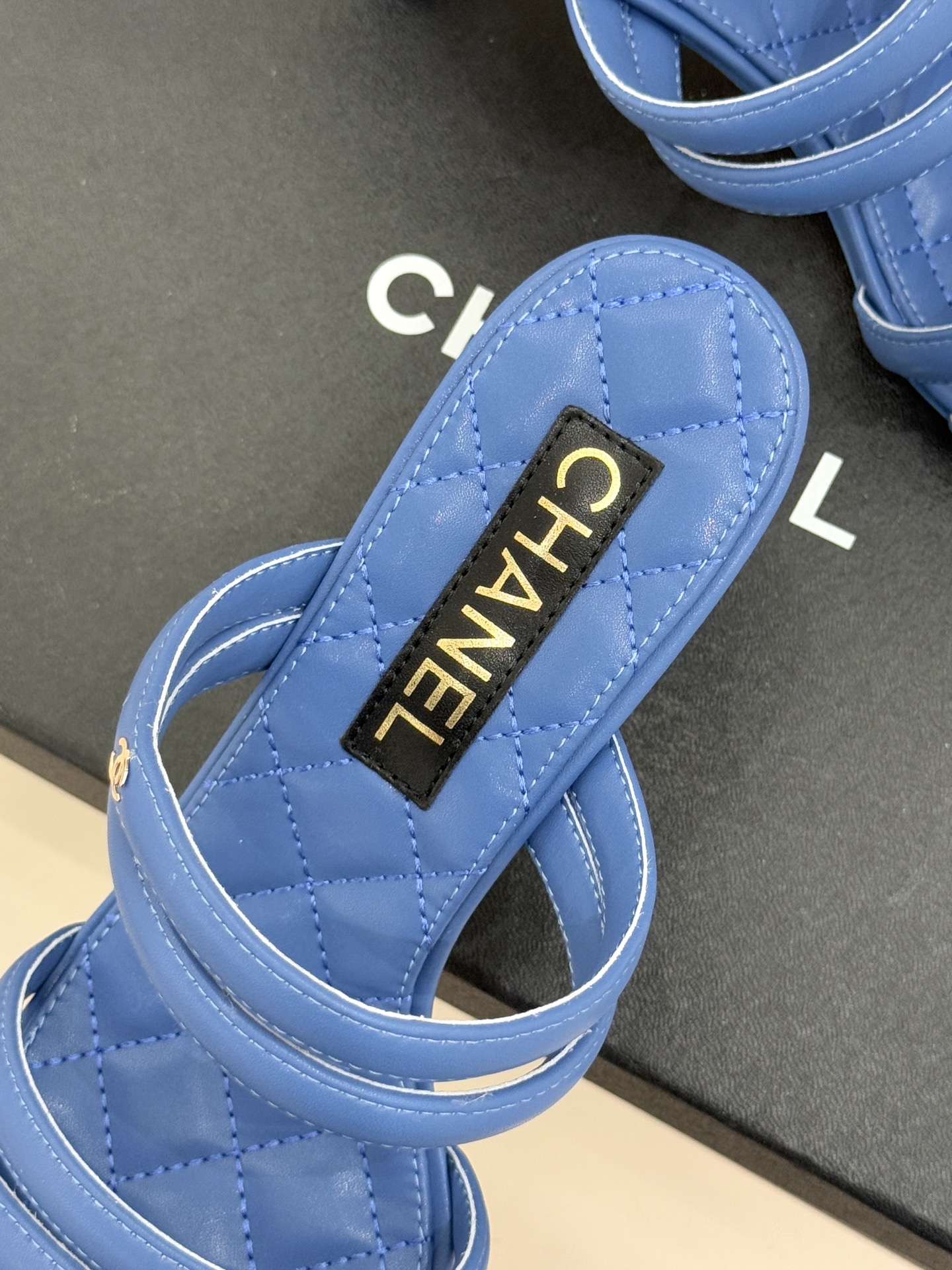 CHANE*｜小香26C早春新品双C细带拖鞋凝萃法式奢雅与早春松弛感以经典标识焕新慵懒格调三种跟高精准适