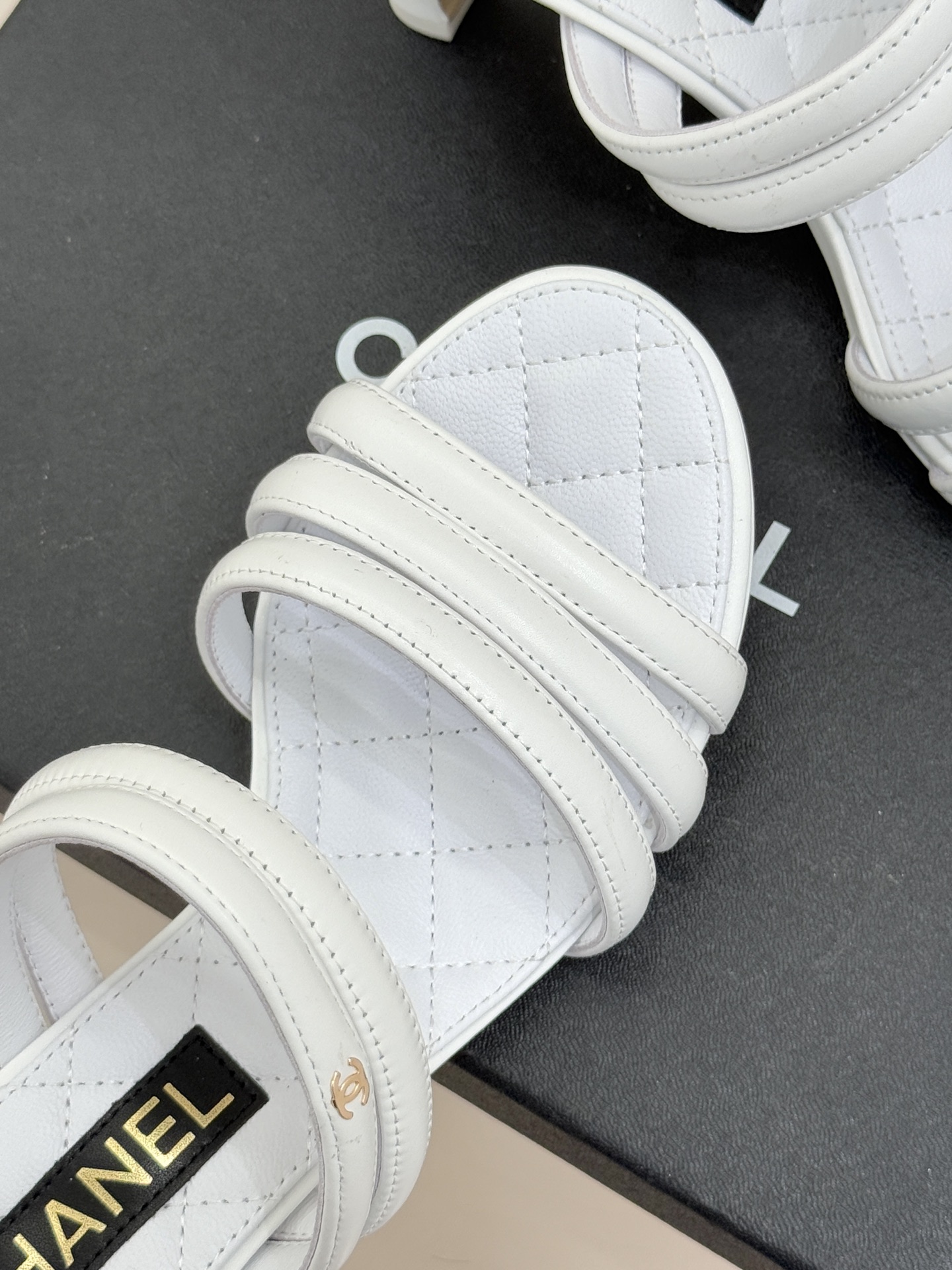 CHANE*｜小香26C早春新品双C细带拖鞋凝萃法式奢雅与早春松弛感以经典标识焕新慵懒格调三种跟高精准适