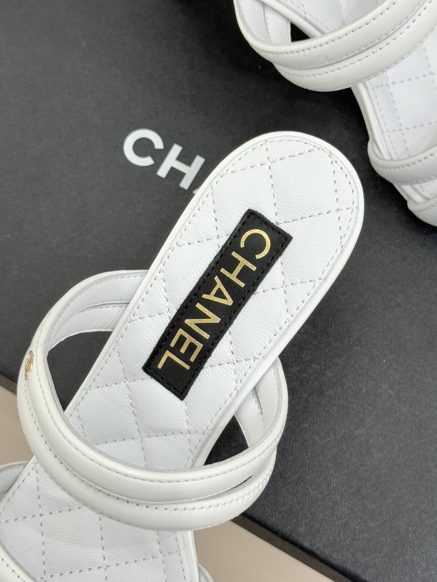 CHANE*｜小香26C早春新品双C细带拖鞋凝萃法式奢雅与早春松弛感以经典标识焕新慵懒格调三种跟高精准适