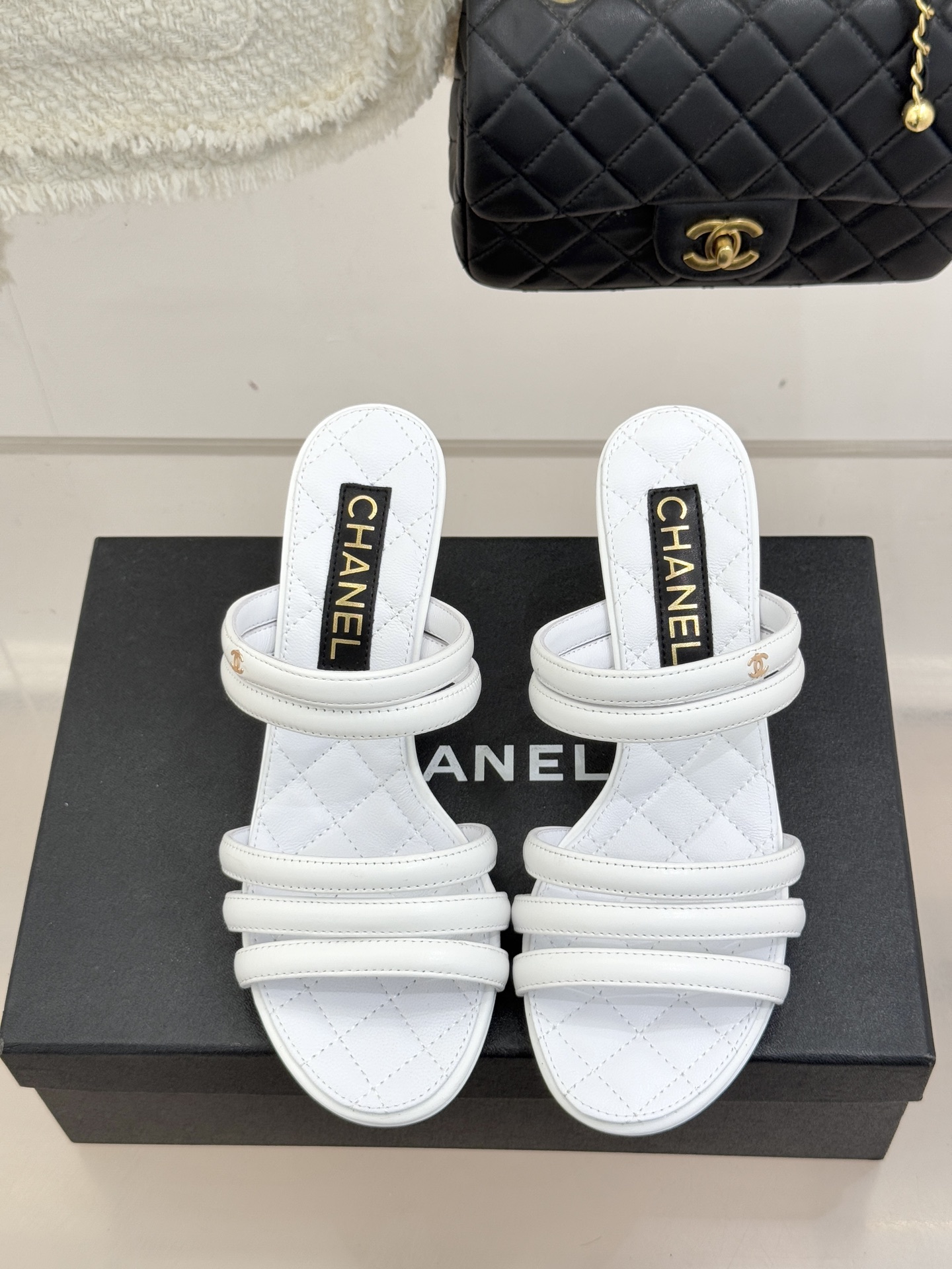 CHANE*｜小香26C早春新品双C细带拖鞋凝萃法式奢雅与早春松弛感以经典标识焕新慵懒格调三种跟高精准适