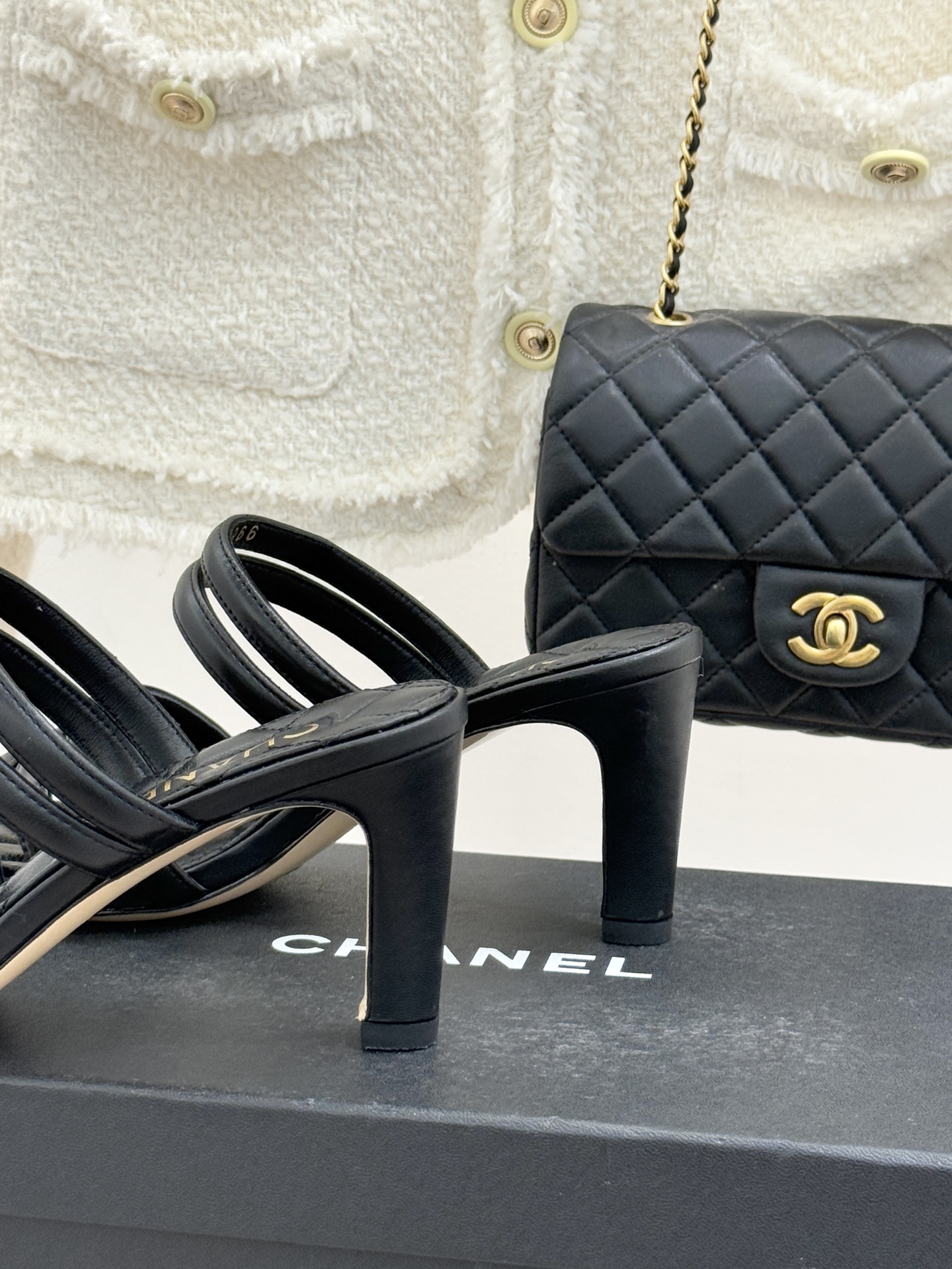 CHANE*｜小香26C早春新品双C细带拖鞋凝萃法式奢雅与早春松弛感以经典标识焕新慵懒格调三种跟高精准适