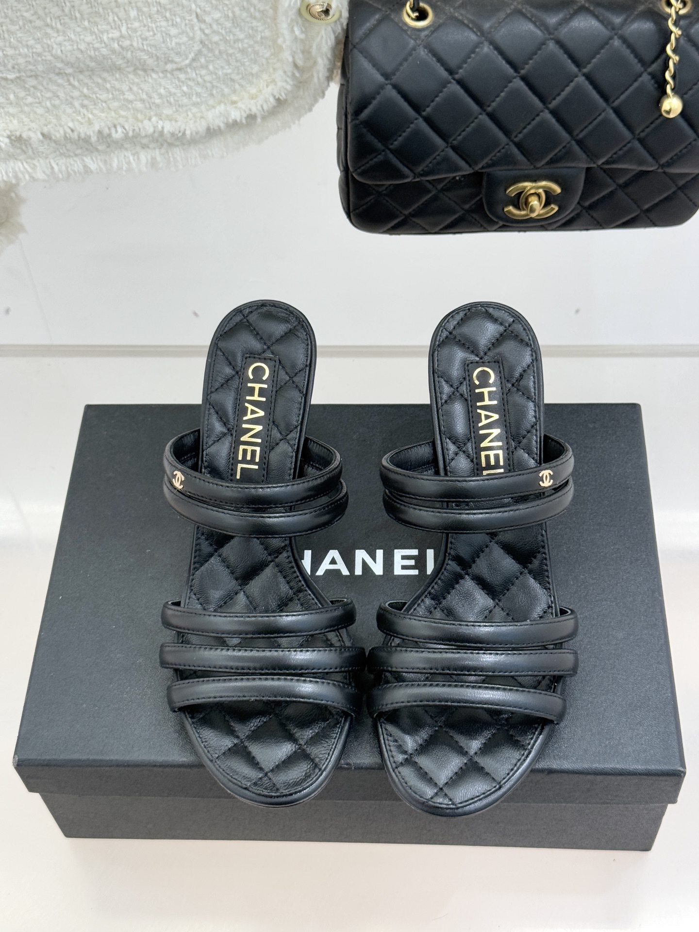 CHANE*｜小香26C早春新品双C细带拖鞋凝萃法式奢雅与早春松弛感以经典标识焕新慵懒格调三种跟高精准适