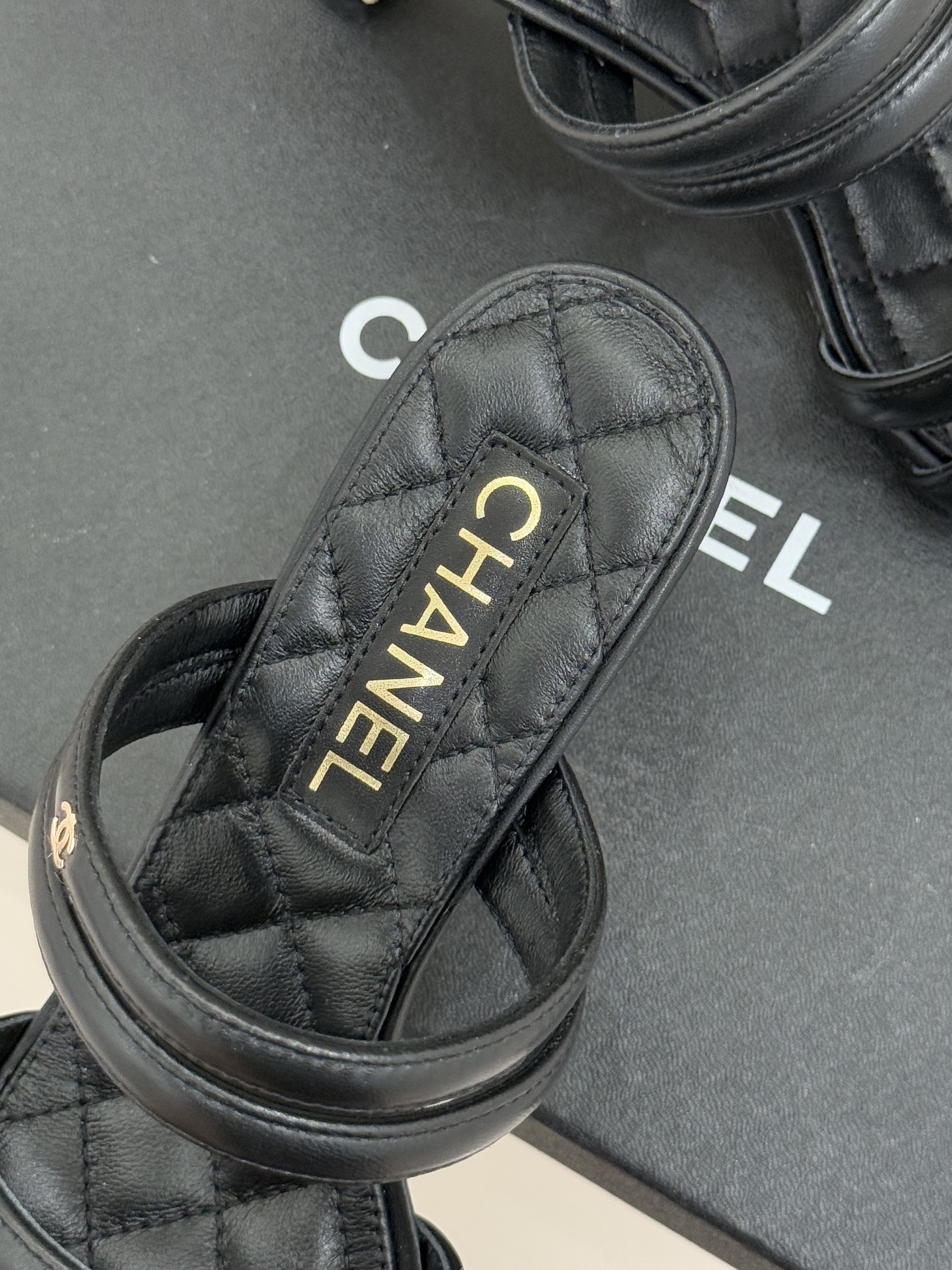 CHANE*｜小香26C早春新品双C细带拖鞋凝萃法式奢雅与早春松弛感以经典标识焕新慵懒格调三种跟高精准适