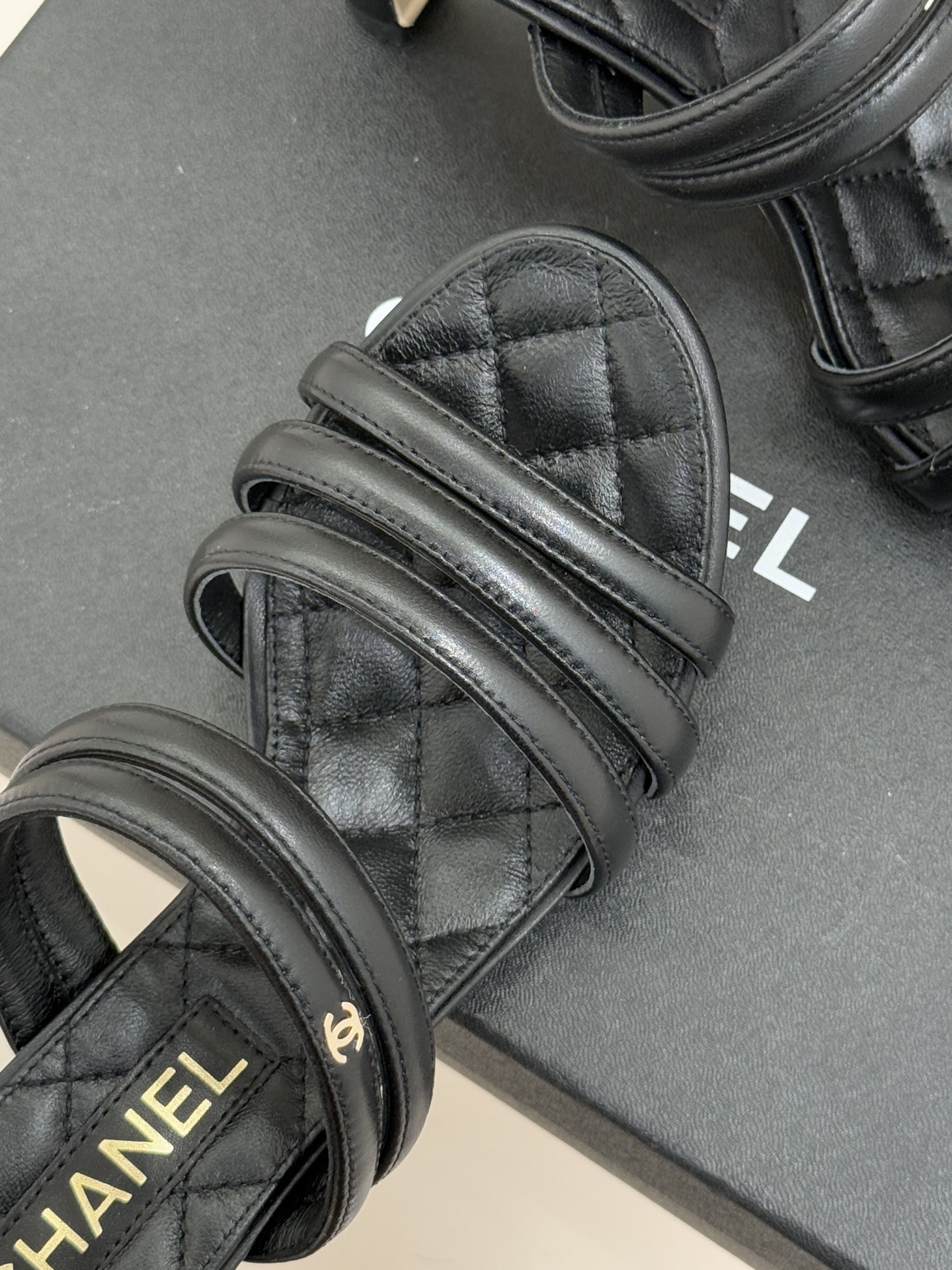 CHANE*｜小香26C早春新品双C细带拖鞋凝萃法式奢雅与早春松弛感以经典标识焕新慵懒格调三种跟高精准适