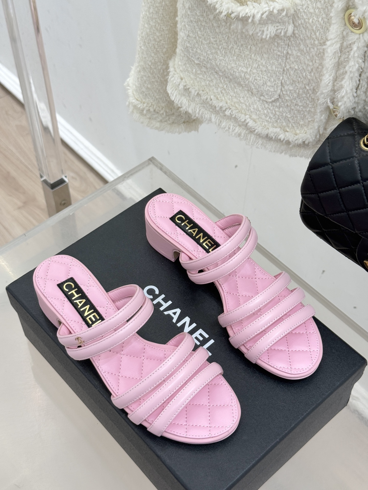 CHANE*｜小香26C早春新品双C细带拖鞋凝萃法式奢雅与早春松弛感以经典标识焕新慵懒格调三种跟高精准适