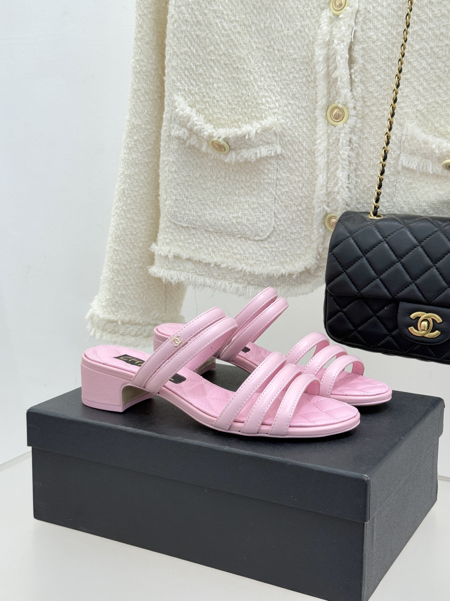 CHANE*｜小香26C早春新品双C细带拖鞋凝萃法式奢雅与早春松弛感以经典标识焕新慵懒格调三种跟高精准适