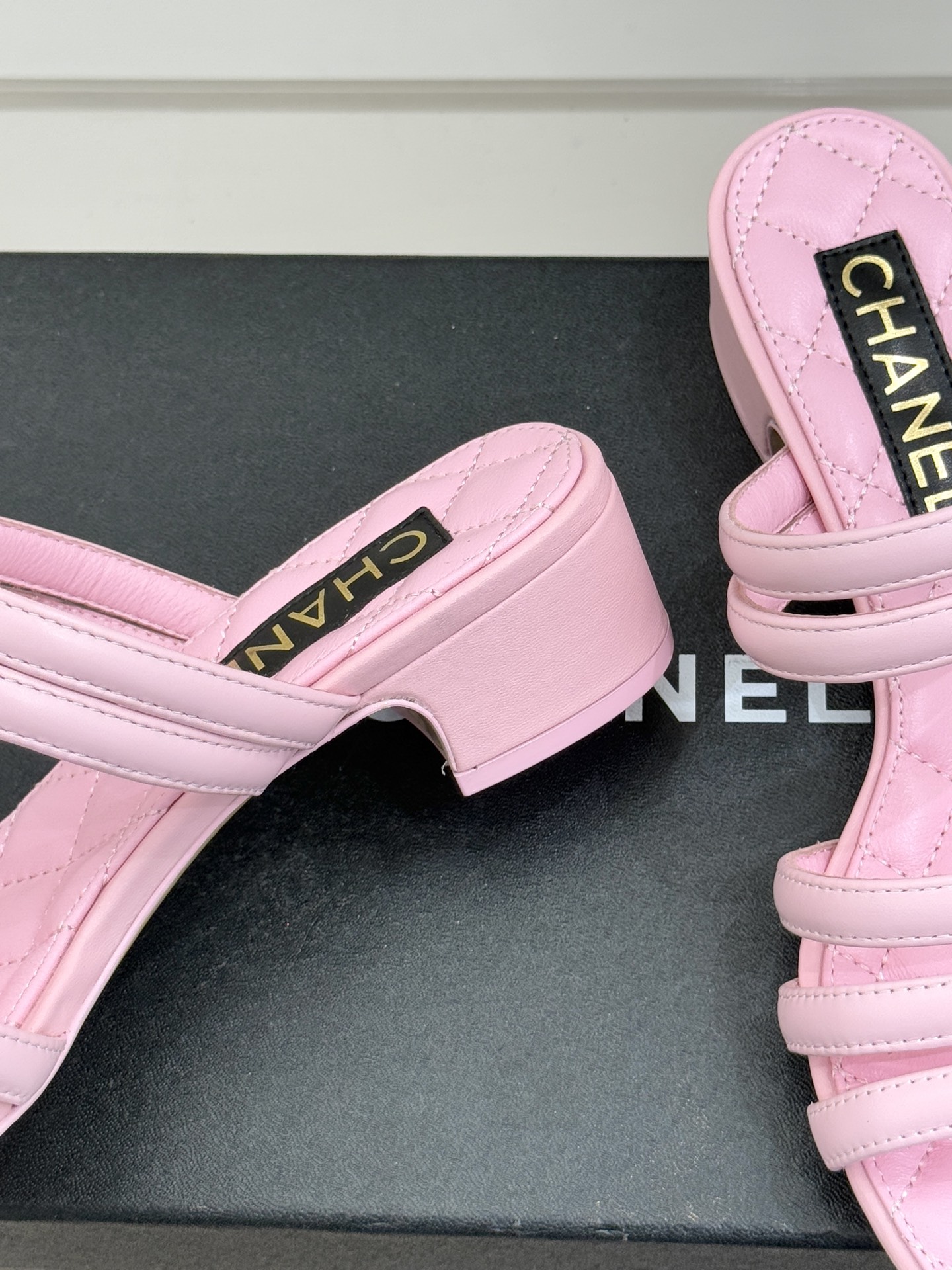 CHANE*｜小香26C早春新品双C细带拖鞋凝萃法式奢雅与早春松弛感以经典标识焕新慵懒格调三种跟高精准适