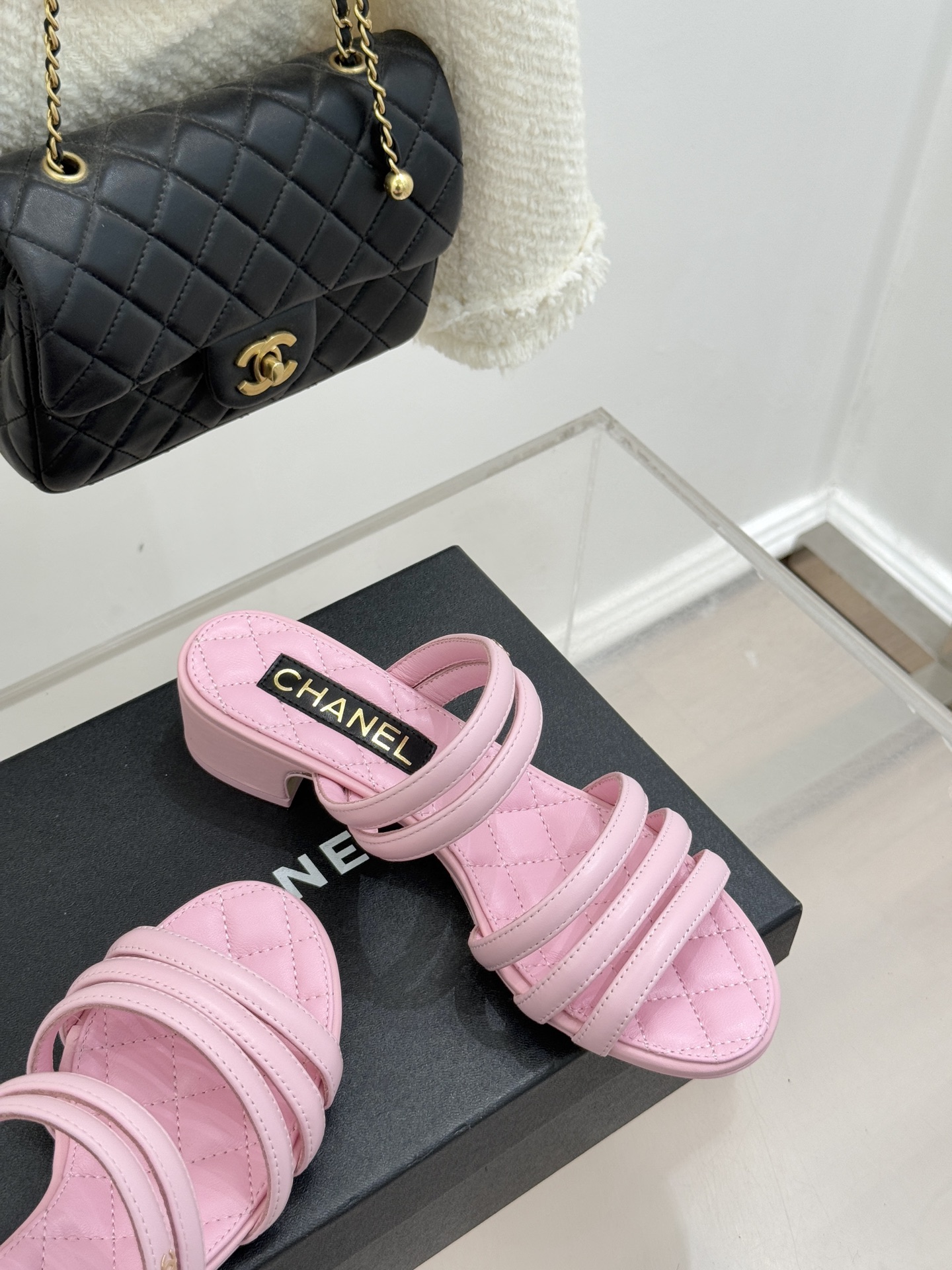 CHANE*｜小香26C早春新品双C细带拖鞋凝萃法式奢雅与早春松弛感以经典标识焕新慵懒格调三种跟高精准适