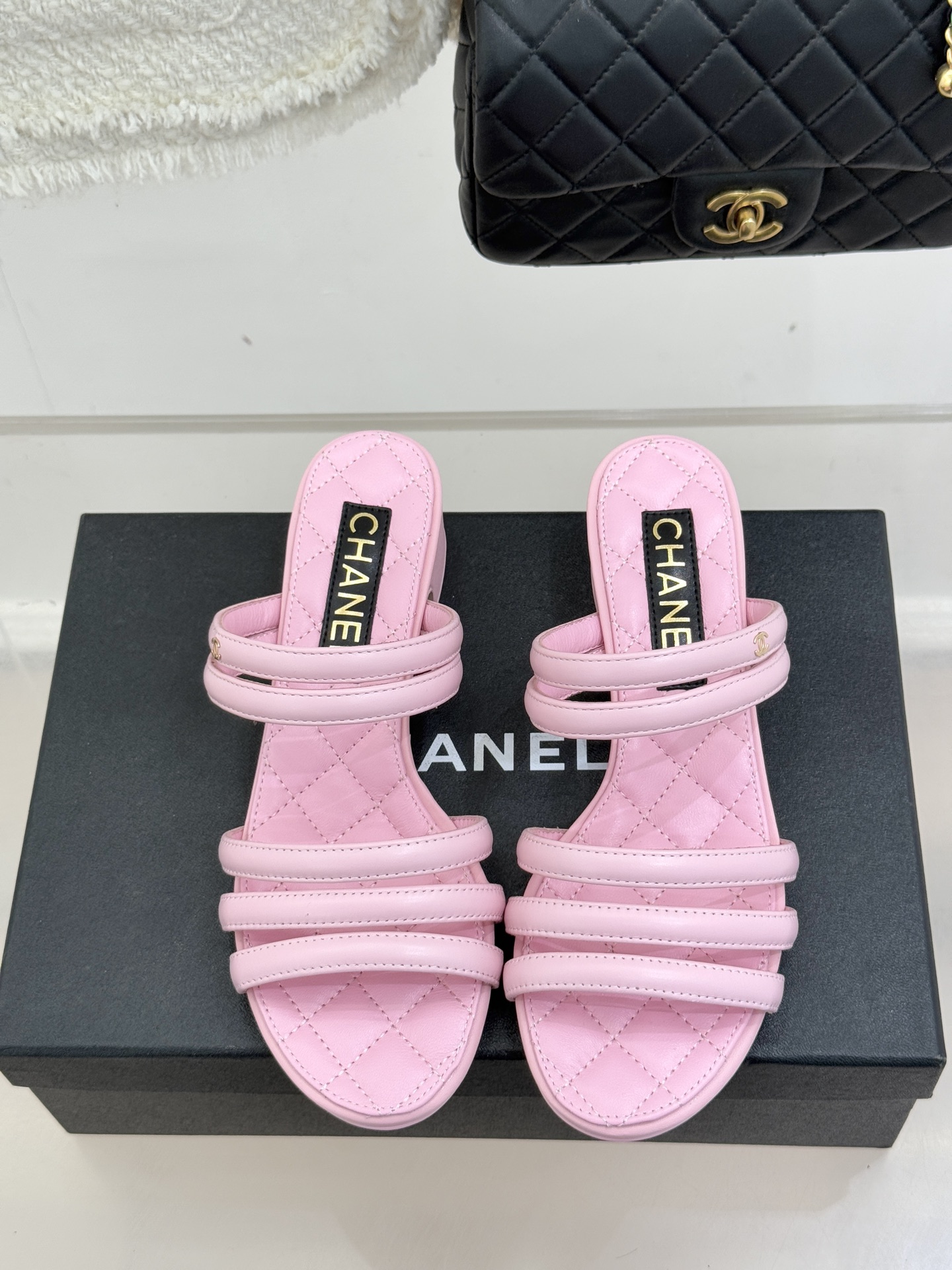 CHANE*｜小香26C早春新品双C细带拖鞋凝萃法式奢雅与早春松弛感以经典标识焕新慵懒格调三种跟高精准适