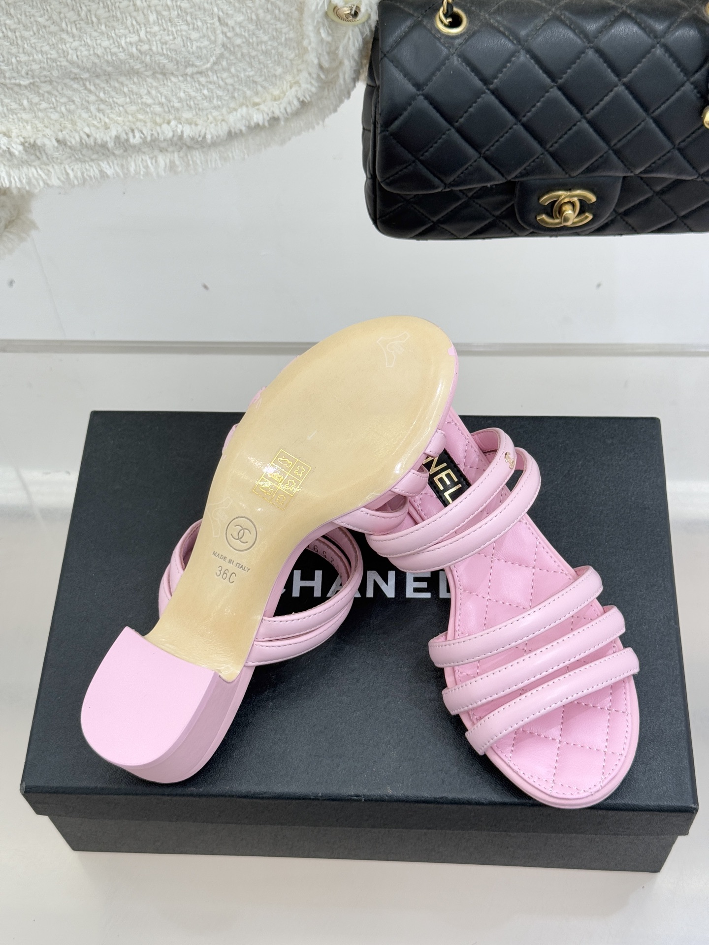 CHANE*｜小香26C早春新品双C细带拖鞋凝萃法式奢雅与早春松弛感以经典标识焕新慵懒格调三种跟高精准适