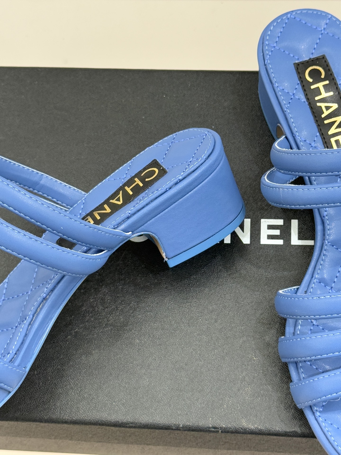 CHANE*｜小香26C早春新品双C细带拖鞋凝萃法式奢雅与早春松弛感以经典标识焕新慵懒格调三种跟高精准适