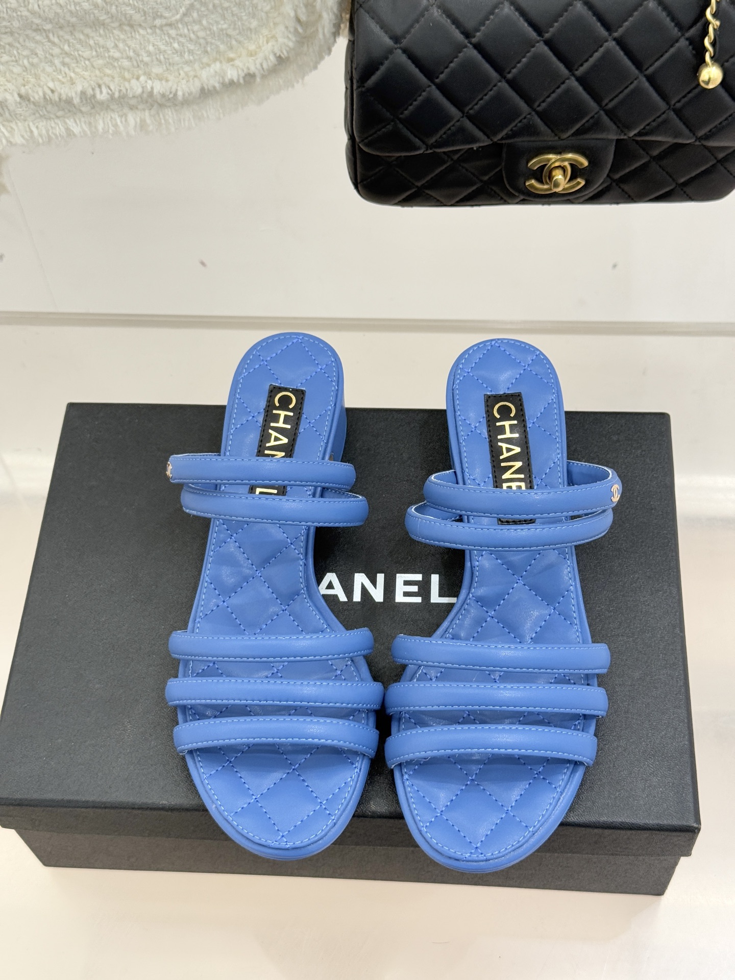 CHANE*｜小香26C早春新品双C细带拖鞋凝萃法式奢雅与早春松弛感以经典标识焕新慵懒格调三种跟高精准适