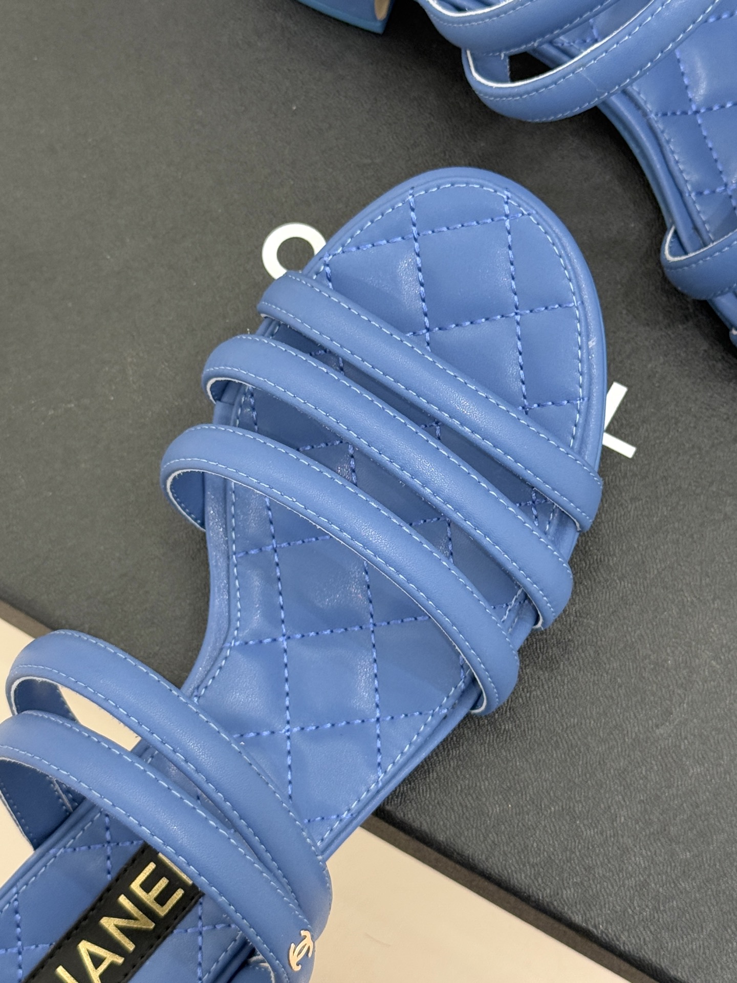 CHANE*｜小香26C早春新品双C细带拖鞋凝萃法式奢雅与早春松弛感以经典标识焕新慵懒格调三种跟高精准适