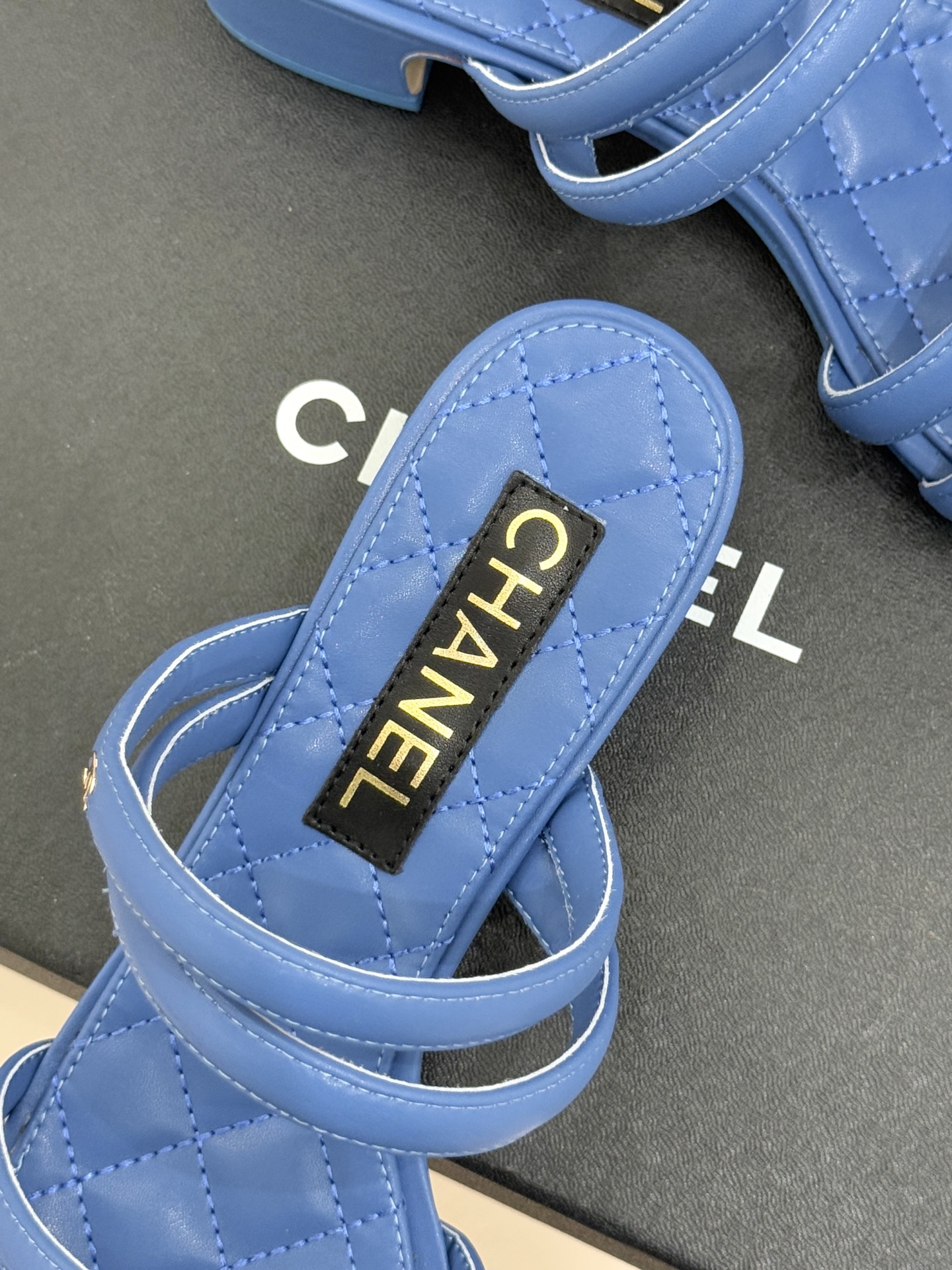 CHANE*｜小香26C早春新品双C细带拖鞋凝萃法式奢雅与早春松弛感以经典标识焕新慵懒格调三种跟高精准适