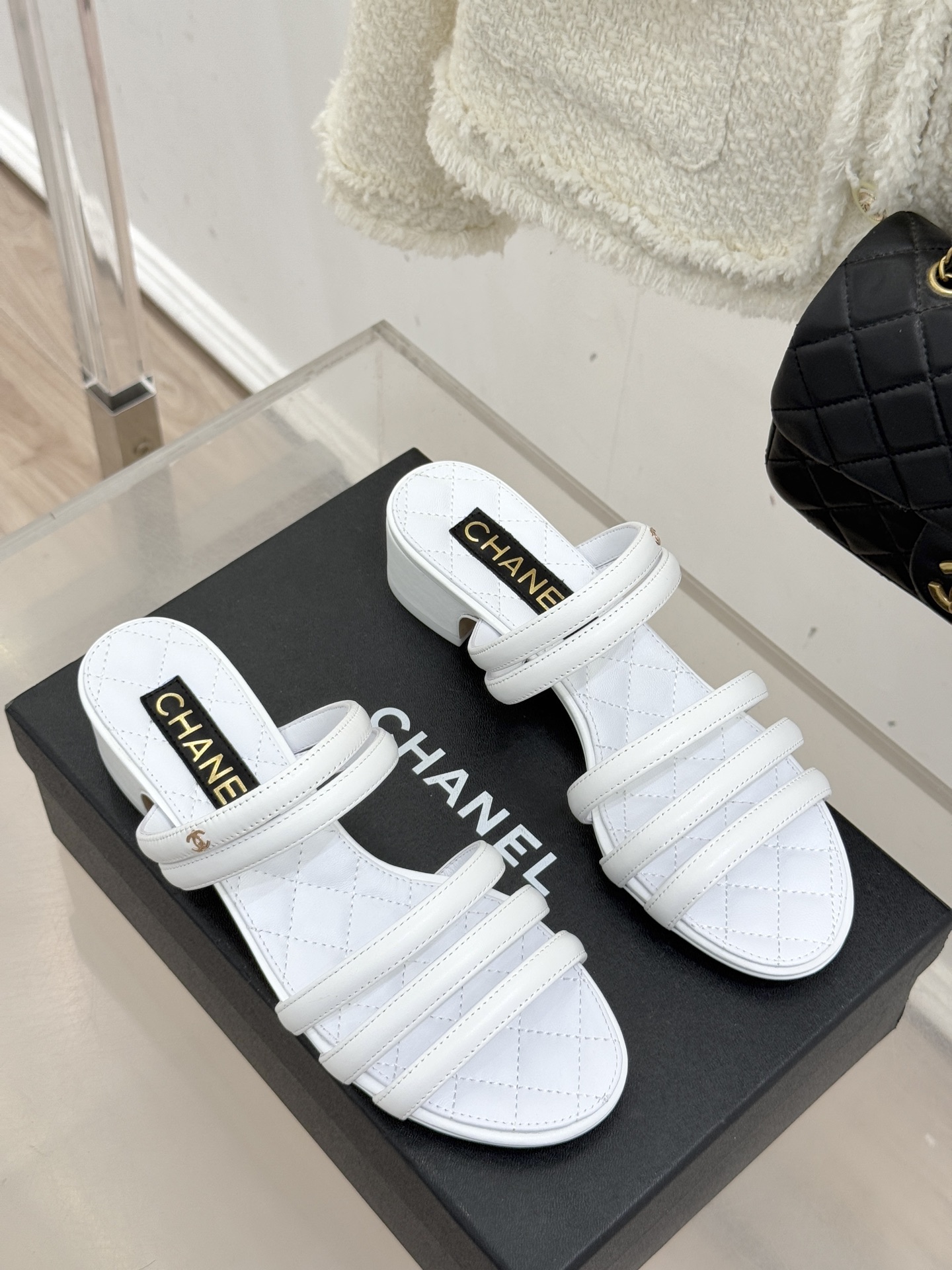 CHANE*｜小香26C早春新品双C细带拖鞋凝萃法式奢雅与早春松弛感以经典标识焕新慵懒格调三种跟高精准适