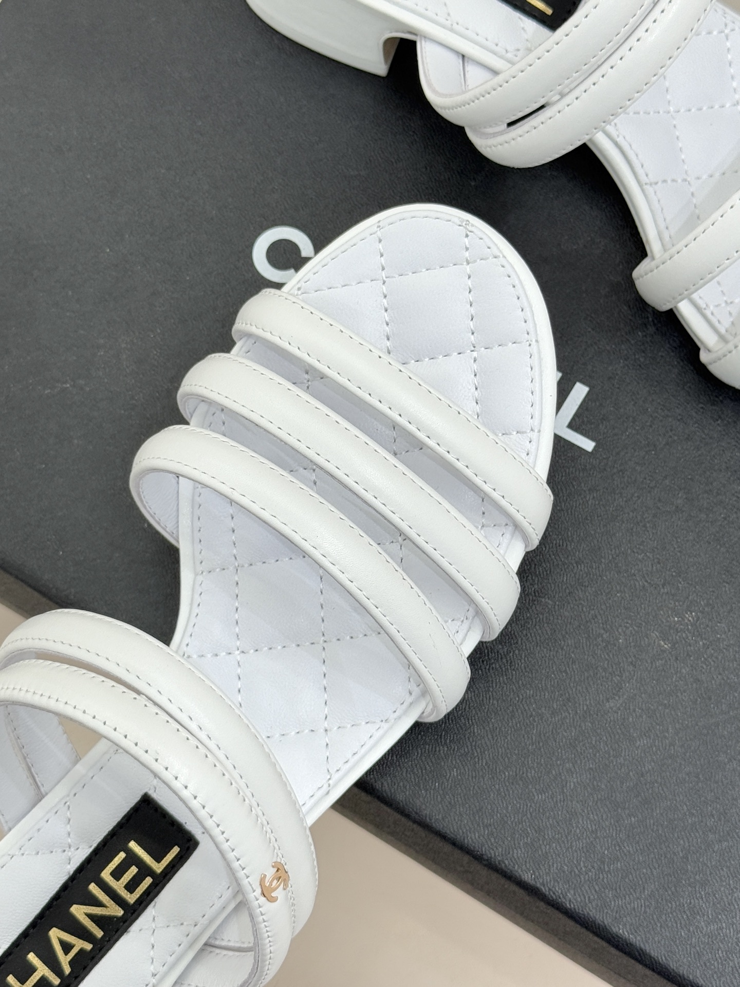 CHANE*｜小香26C早春新品双C细带拖鞋凝萃法式奢雅与早春松弛感以经典标识焕新慵懒格调三种跟高精准适